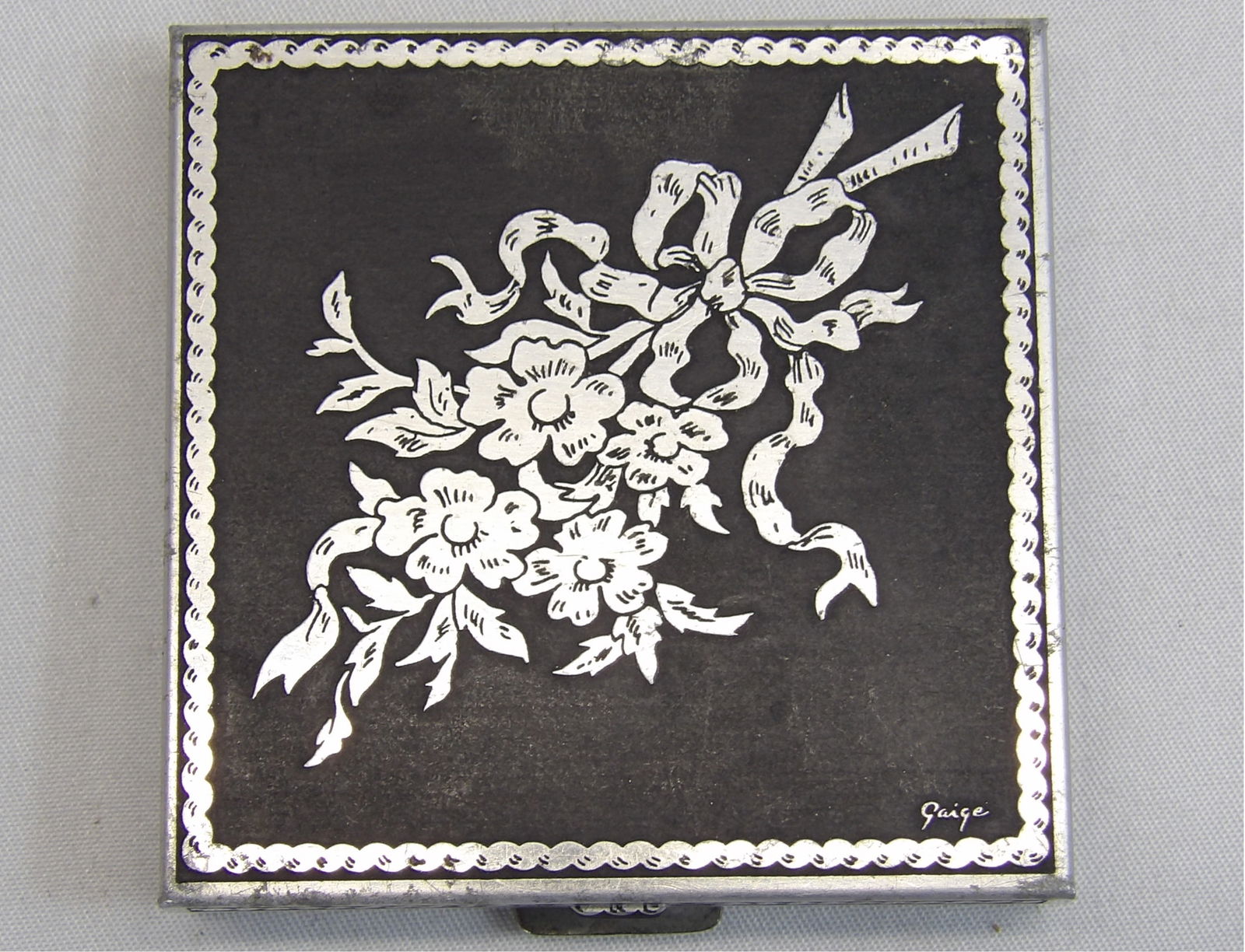 Vintage Black & Silver Floral Ladies Cosmetic Powder Compact (1 of 5)