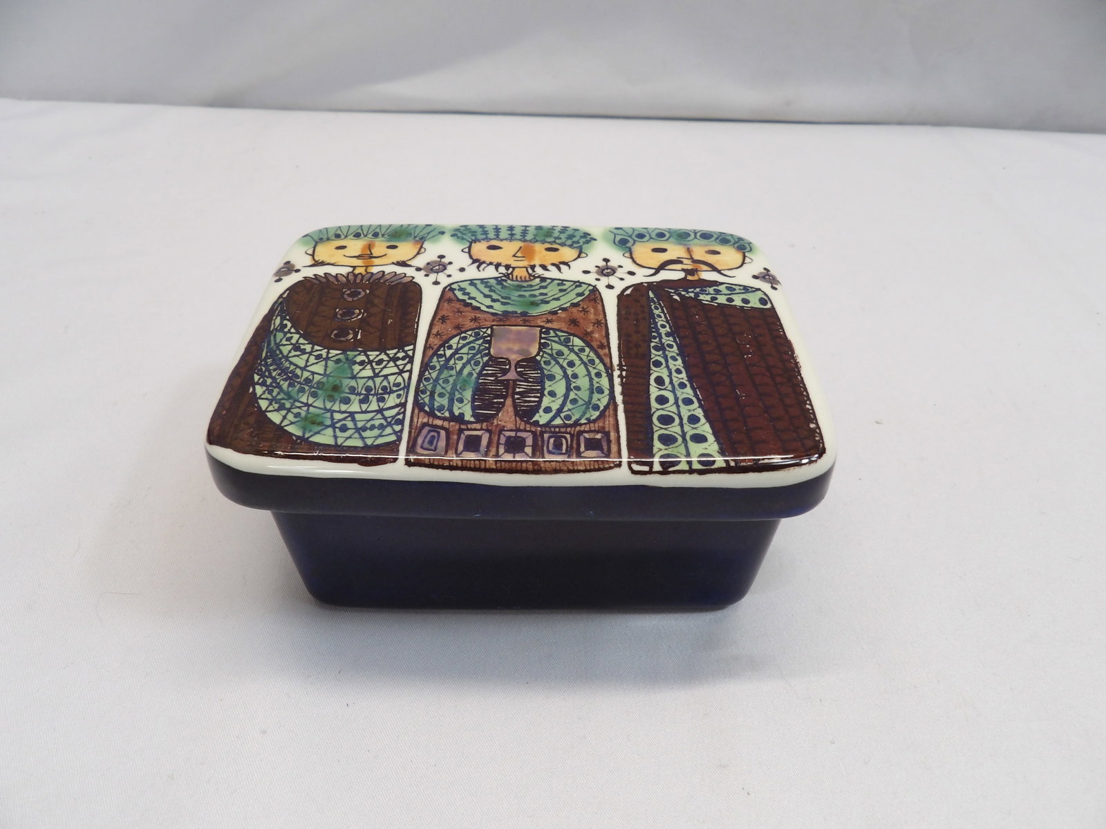 Royal Copenhagen Three Wise Men / Magi Porcelain Trinket Box by Beth 130/2823: approx. 2 1/4 x 5 x 3 1/2, see photo's