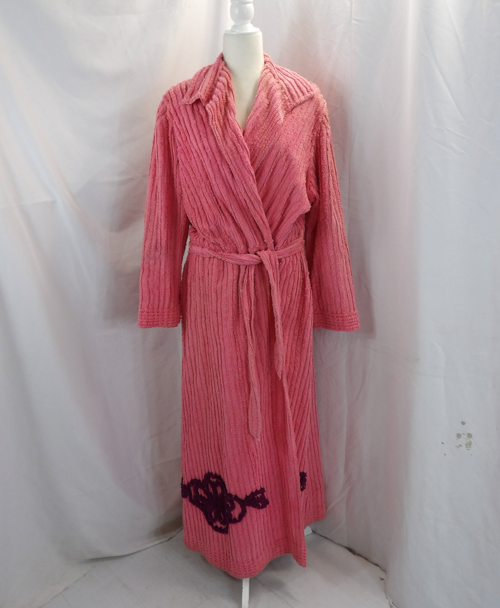 VINTAGE 1950'S PINK CHENILE ROBE: SIZE 44. SOME SLIGHT FADE. SEE PHOTOS.