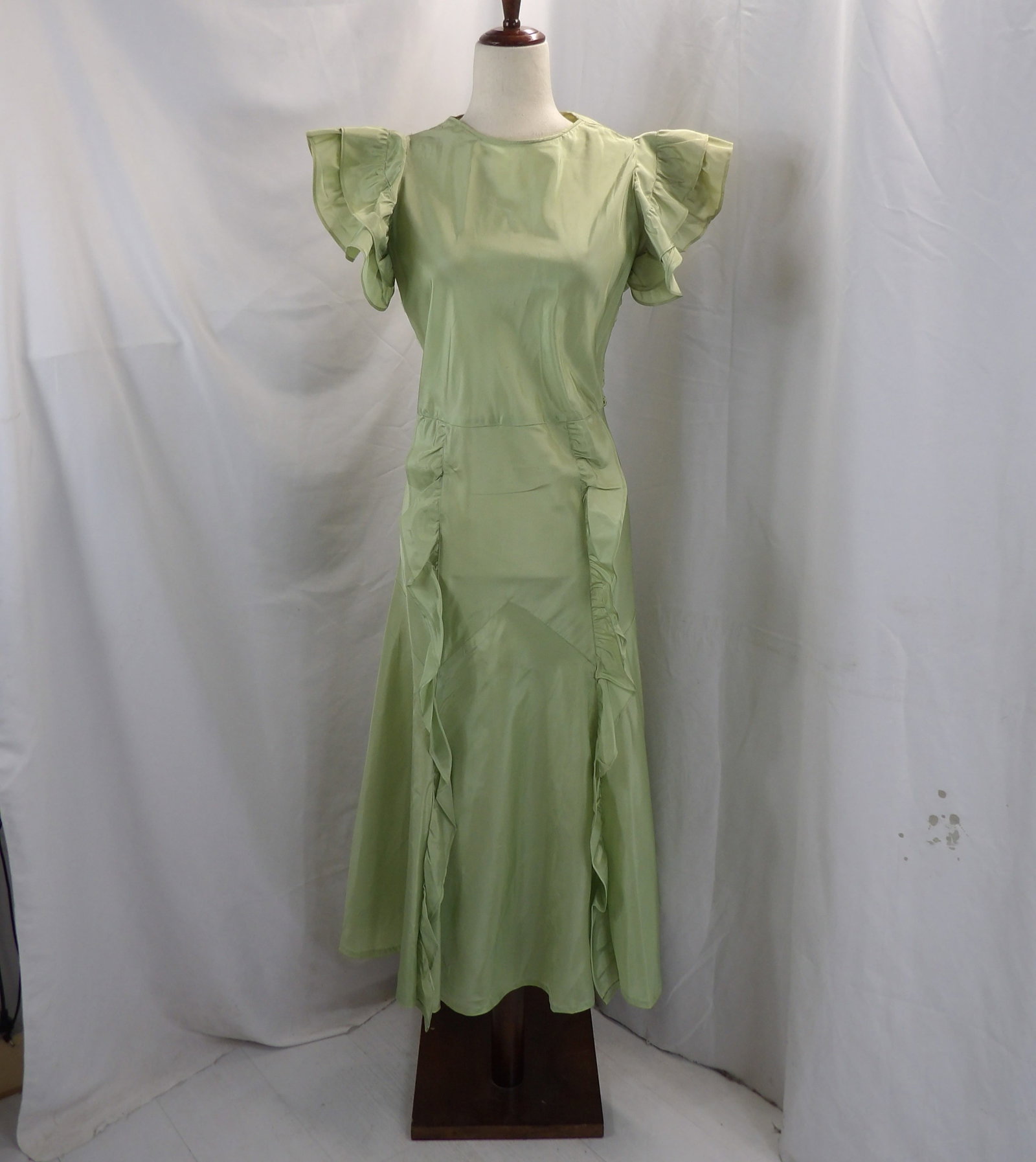 VINTAGE 1930'S GREEN TAFFETTA RUFFLE GOWN: APPROX. 44 BUST, 38 WAIST. MISSING HOOK ON THE BACK OF THE NECK. A COUPLE OF SMALL HOLES. A COUPLE OF BLACK DOT STAINS. SEE PHOTOS.