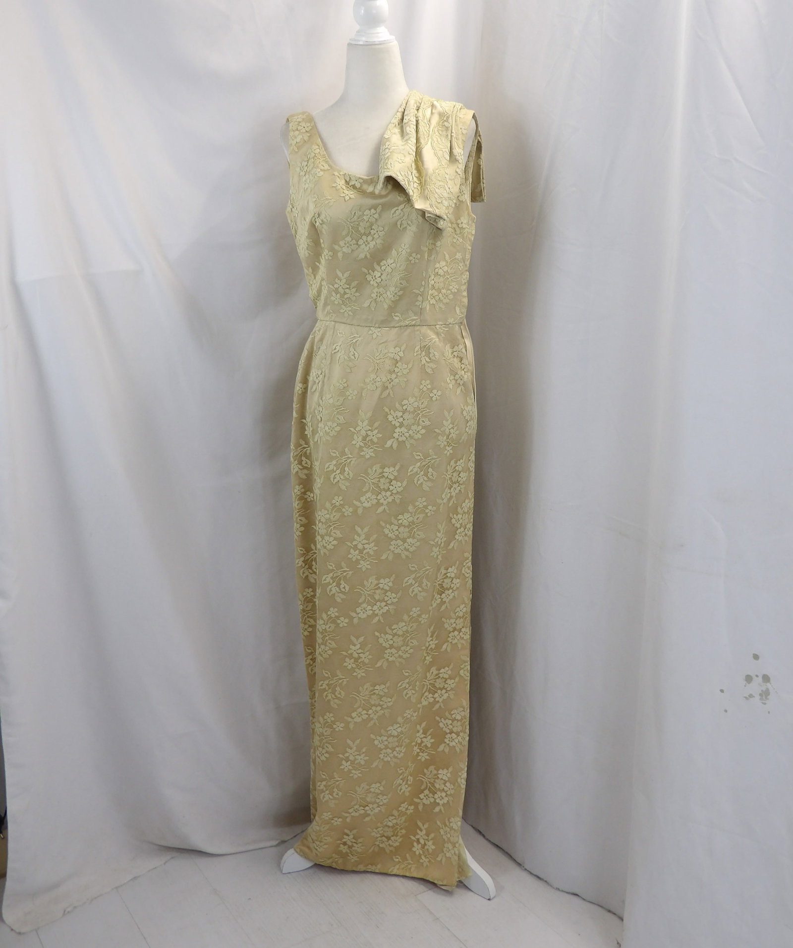 VINTAGE 1960'S BEIGE LACE SHEATH STYLE GOWN: APPROX. 34 BUST, 26 WAIST. NEEEDS REPAIRS. SEE PHOTOS.