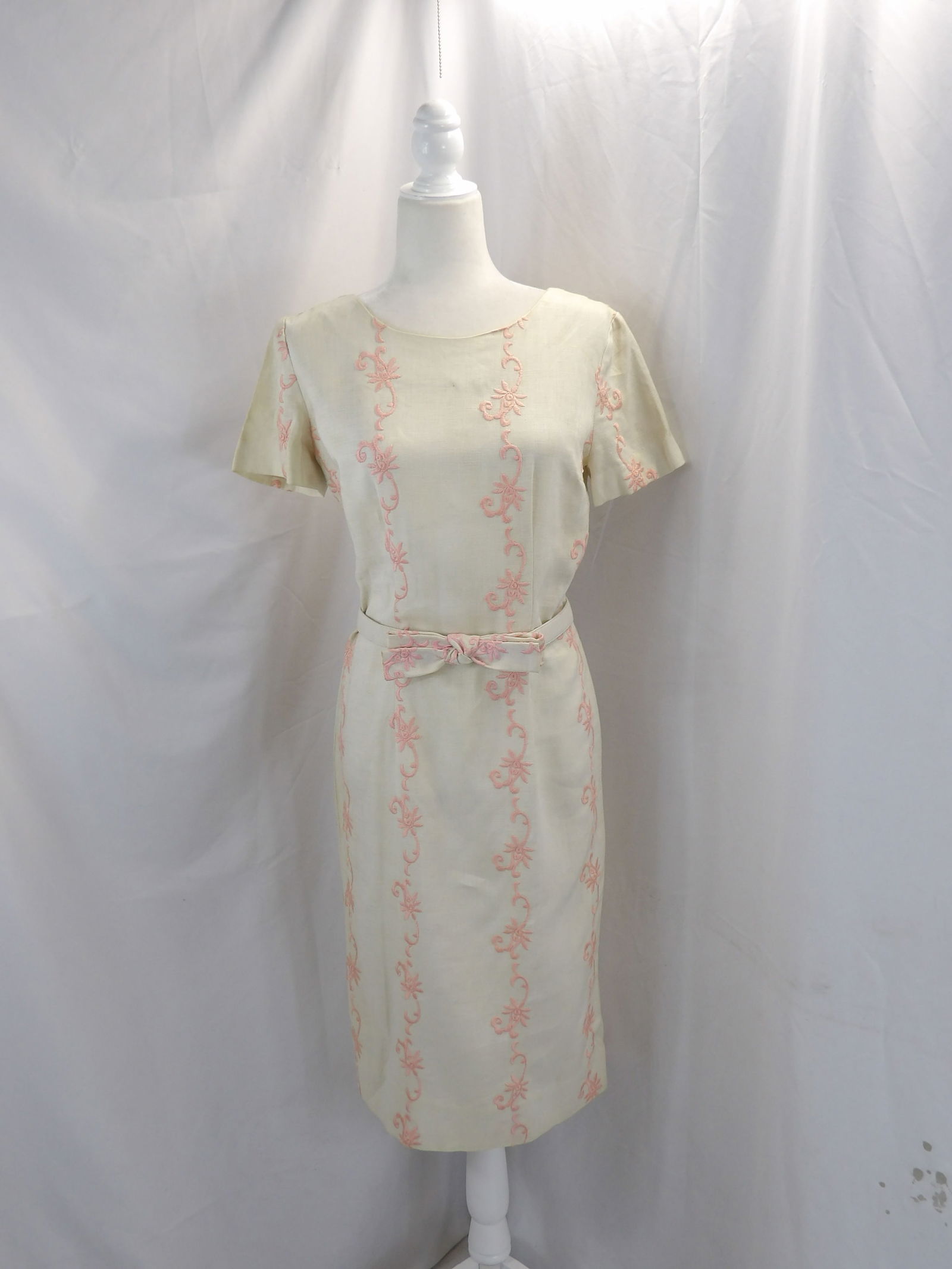 VINTAGE 1960'S BONWIT TELLER HOUSE OF JAMISON TAN LINEN EMBROIDERED SHIFT: APPROX. 38 BUST, 32 WAIST. ONE PIN HOLE & SLIGHT DISCOLORATION ON SHOULDERS. SEE PHOTOS.