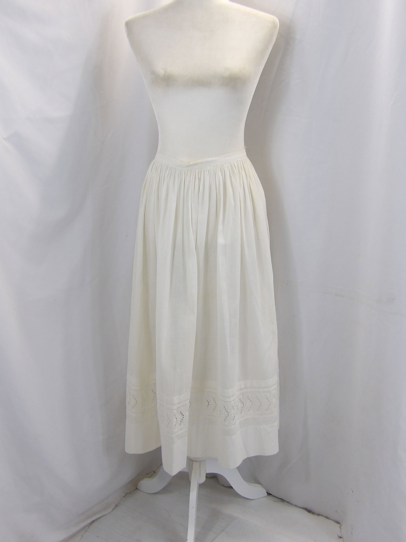 VICTORIAN WHITE EYELET PETTICOAT/SKIRT: APPROX. 26 WAIST. HAS SOME YELLOWING OTHERWISE GOOD CONDITION. SEE PHOTOS.