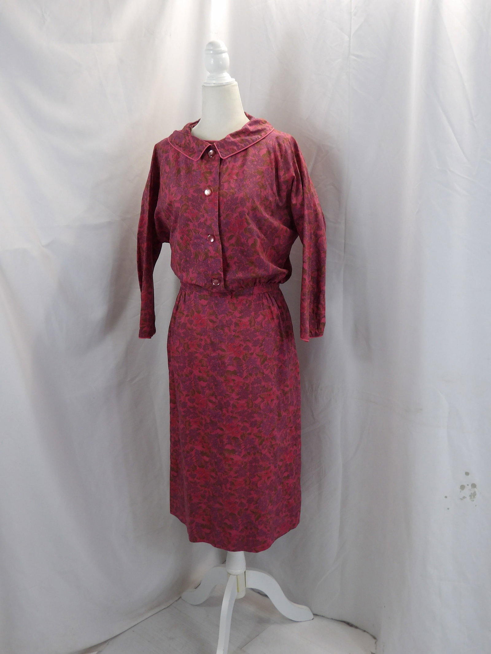 VINTAGE 1960'S PINK & PURPLE FLORAL SHEATH DRESS WITH JACKET & BELT: APPROX. 44 BUST. 28 WAIST. IN GOOD CONDITION. SEE PHOTOS.