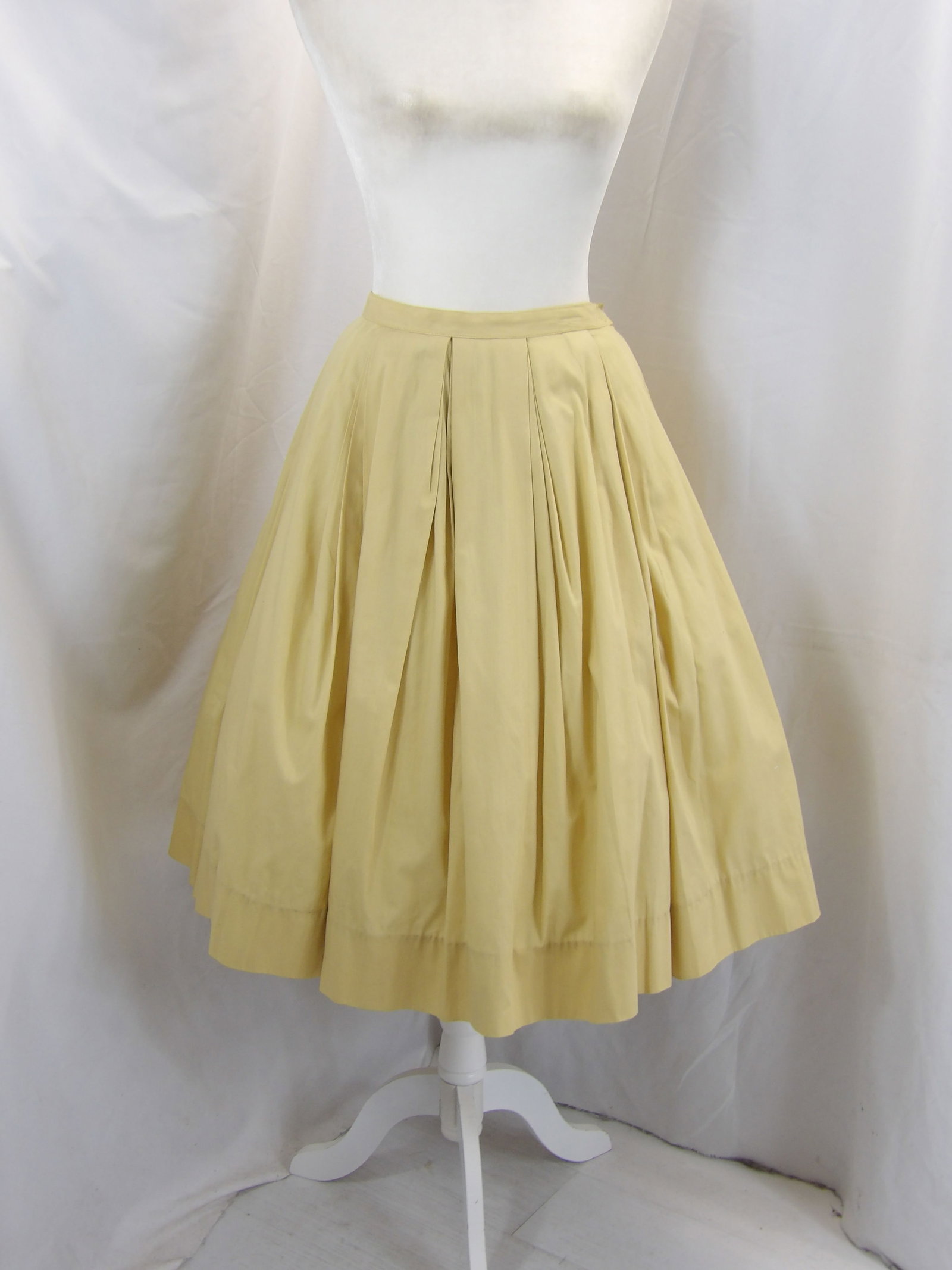 VINTAGE 1950'S FRITZI PALE GOLD COTTON BOX PLEATED SKIRT: APPROX. 28 WAIST. IN GOOD CONDITION. SEE PHOTOS.