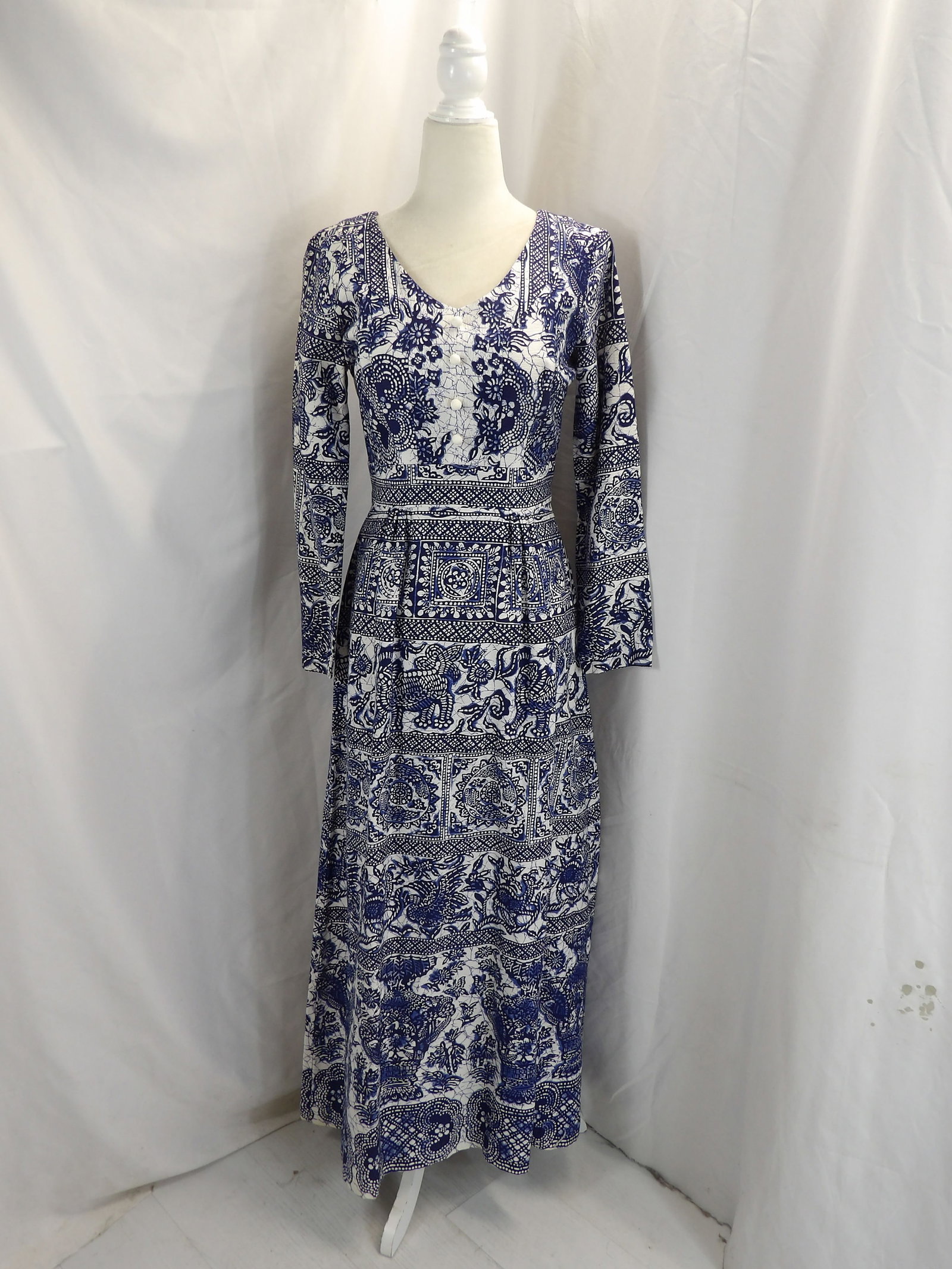 VINTAGE 1970'S DIAMOND HEAD HAWAIIAN MAXI DRESS WITH BLUE & WHITE COTTON PRINT: APPROX. 35 BUST, 26 WAIST. IN GOOD CONDITION. SEE PHOTOS.