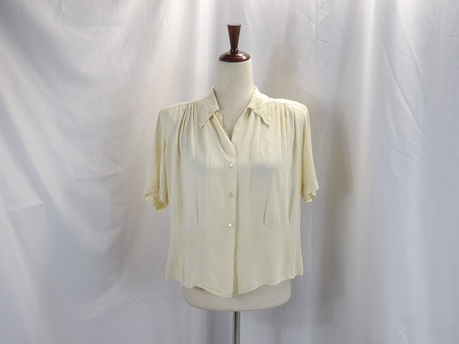 VINTAGE 1940'S IVORY RAYON SHORT SLEEVED BLOUSE: APPROX. 48 BUST, 40 WAIST. COUPLE OF SLIGHT STAINS & PIN HOLES. SEE PHOTOS.