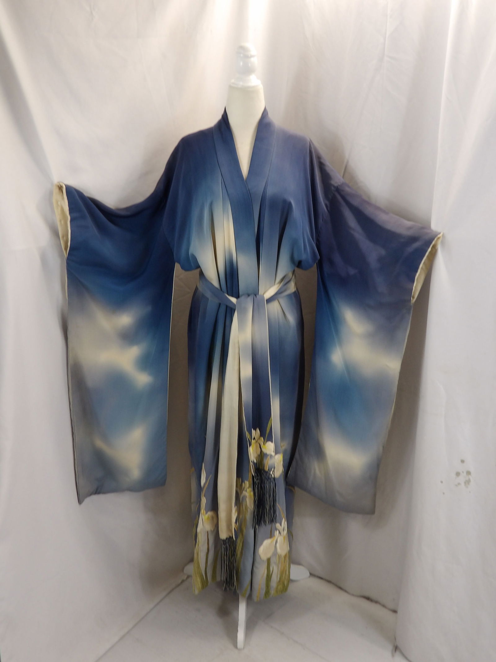VINTAGE SILK KIMONO WITH EMBROIDERED LILIES & LARGE HERON & BELT (1 of 18)