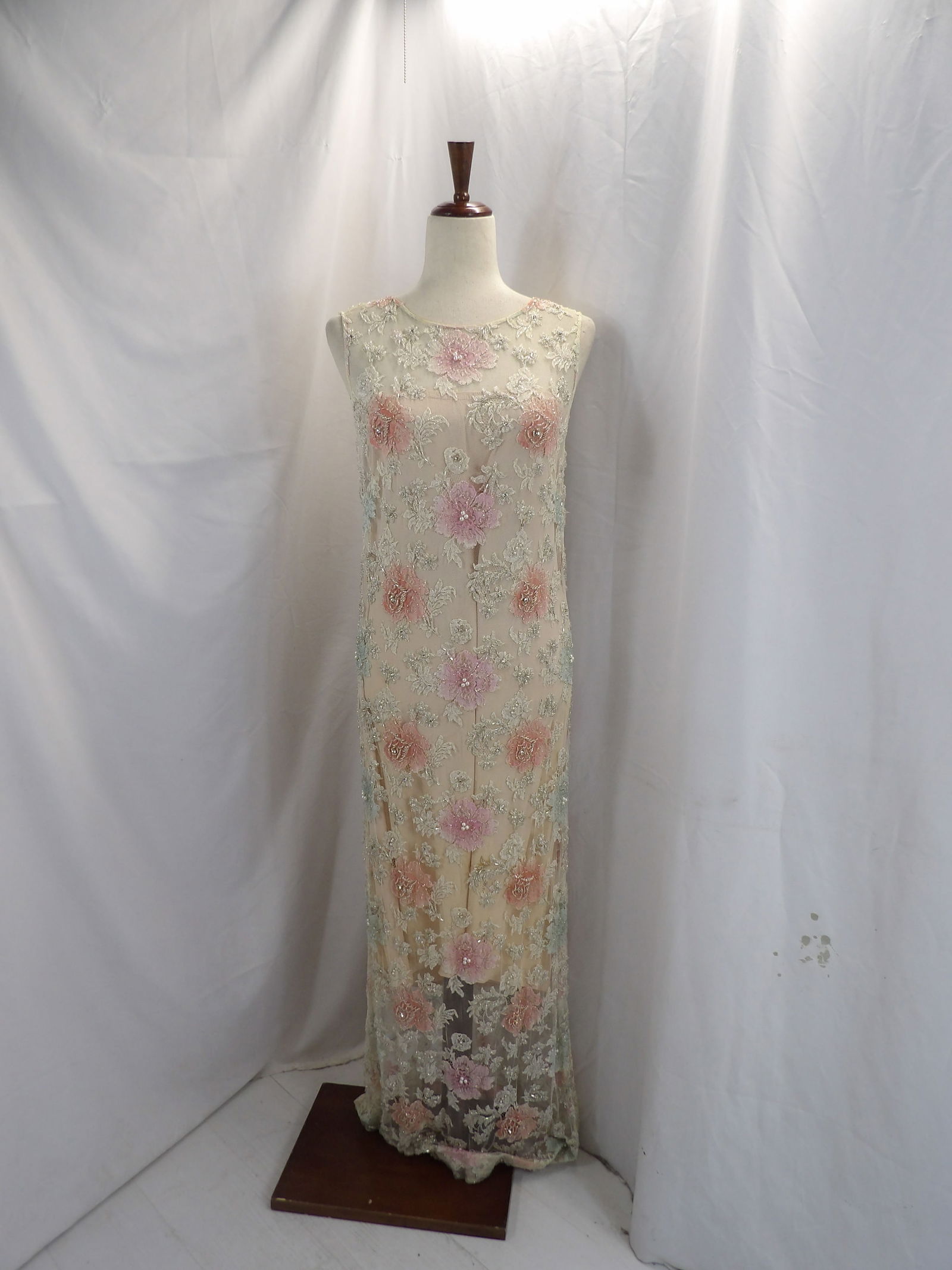 VINTAGE 1930'S LACE & BEADED GOWN: APPROX. 34 BUST & WAIST. IN GOOD CONDITION. SEE PHOTOS.