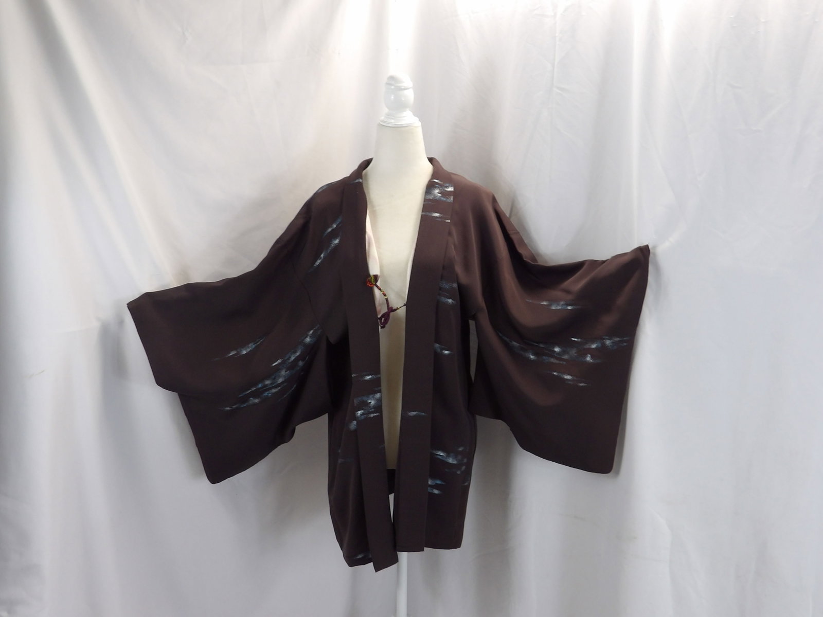 VINTAGE BROWN SILK WITH METALLIC DESIGN KIMONO HAPPI JACKET: IN GOOD CONDITION. SEE PHOTOS.
