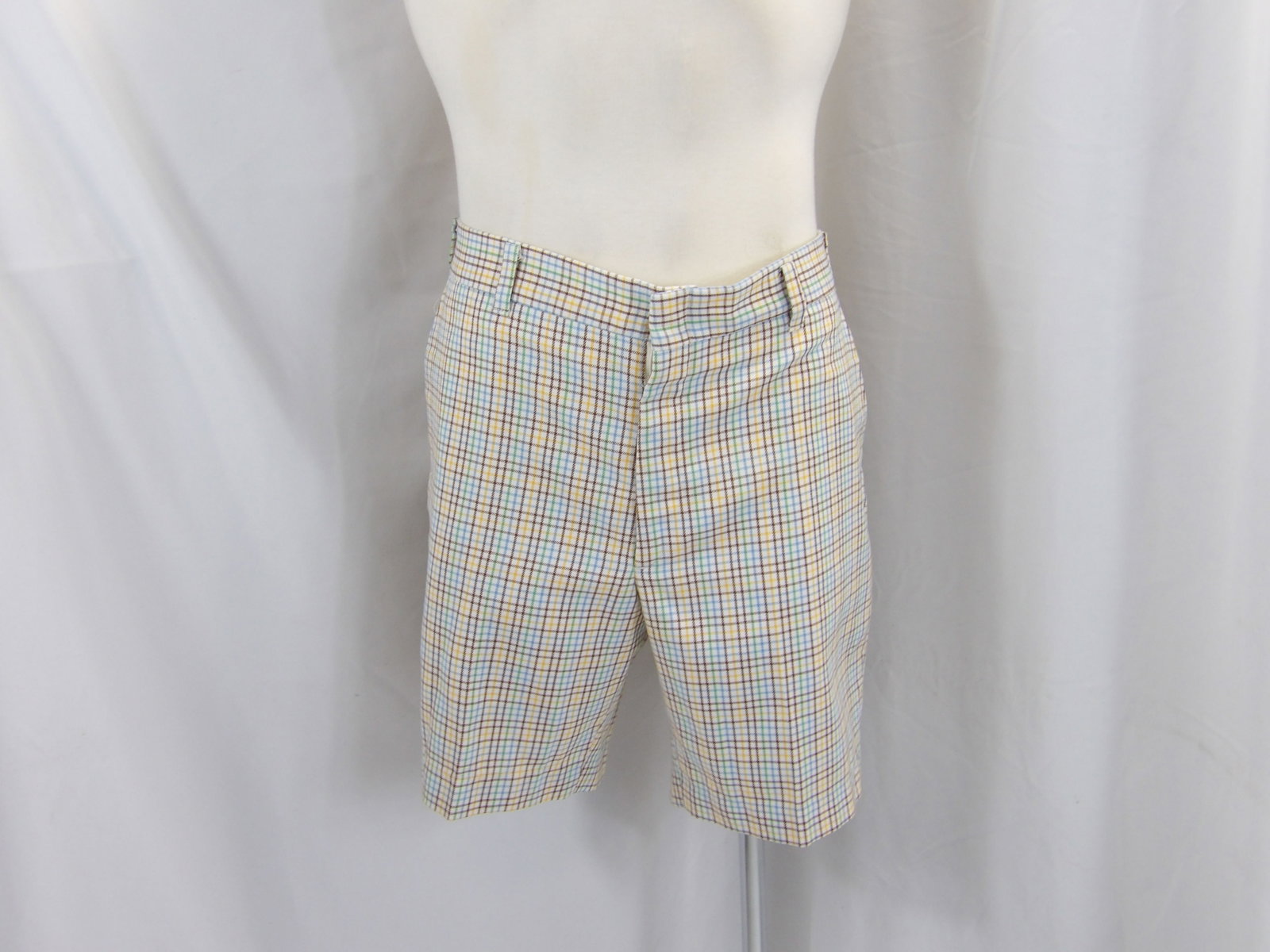 VINTAGE MEN'S PLAID SHORTS BY RALEIGHS: APPROX. 40 WAIST, 8.5 INSEAM. IN GOOD CONDITIONS. SEE PHOTOS.