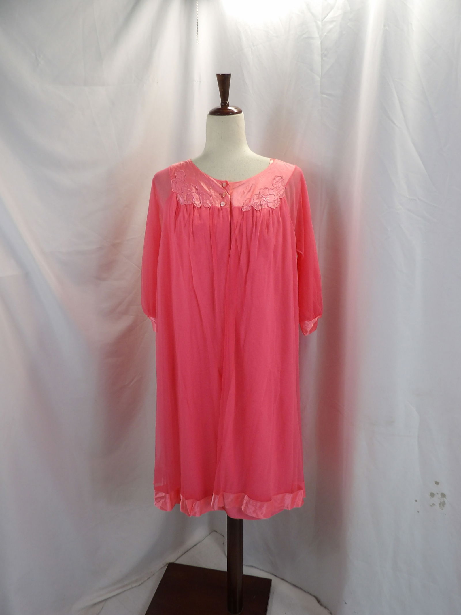 VINTAGE 1950 SEARS PINK NYLON & SATIN ROBE & NIGHTGOWN: APPROX. 38/40. HAS A LOT OF PICKS IN THE FABRIC & OLD POORLY DONE REPAIR ON NIGHTGOWN. ROBE HAS ELBOW HOLE & UNDERARM HOLES. SEE PHOTOS.