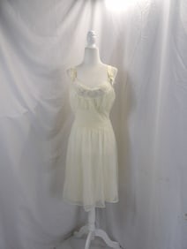 VINTAGE 1950'S GOTHAM LINGERIE NYLON & EMBROIDERED NIGHTGOWN