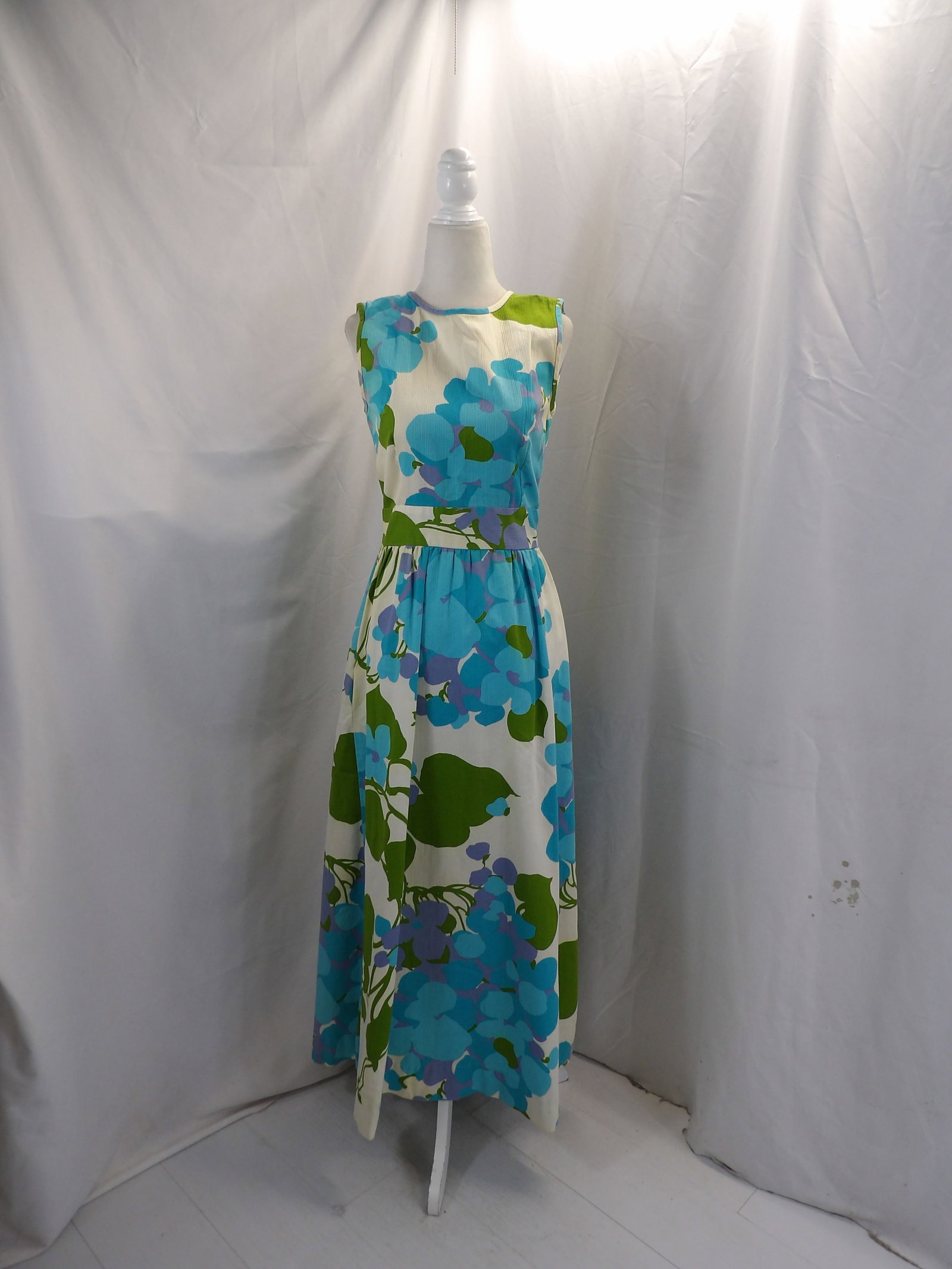VINTAGE 1960'S WALTER CLARKES HAWAIIAN FLORAL WRAP MAXI DRESS: APPROX. 34 BUST, 28 WAIST. SOME YELLOWNG UNDER ARMS & BY WAIST. SEE PHOTOS.