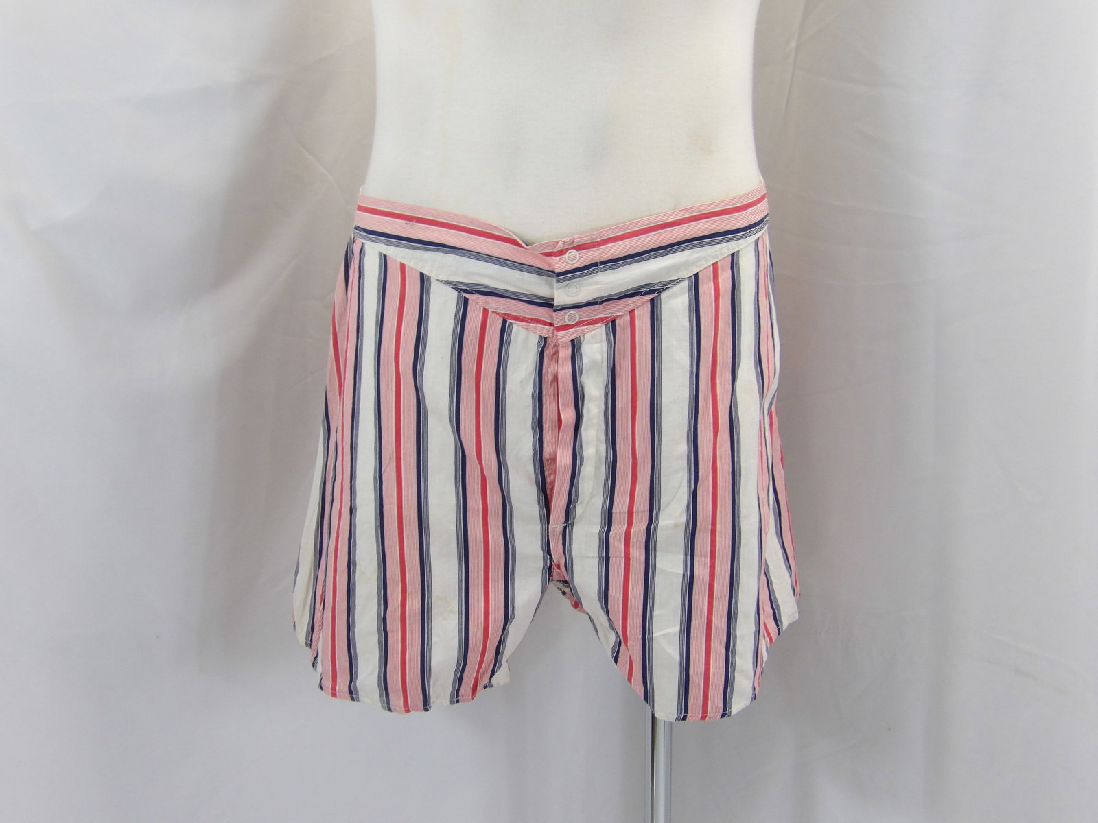 VINTAGE 1930'S RED, WHITE & BLUE STRIPED MENS BOXER SHORTS: SIZE 36. GOOD CONDITION. SEE PHOTOS.