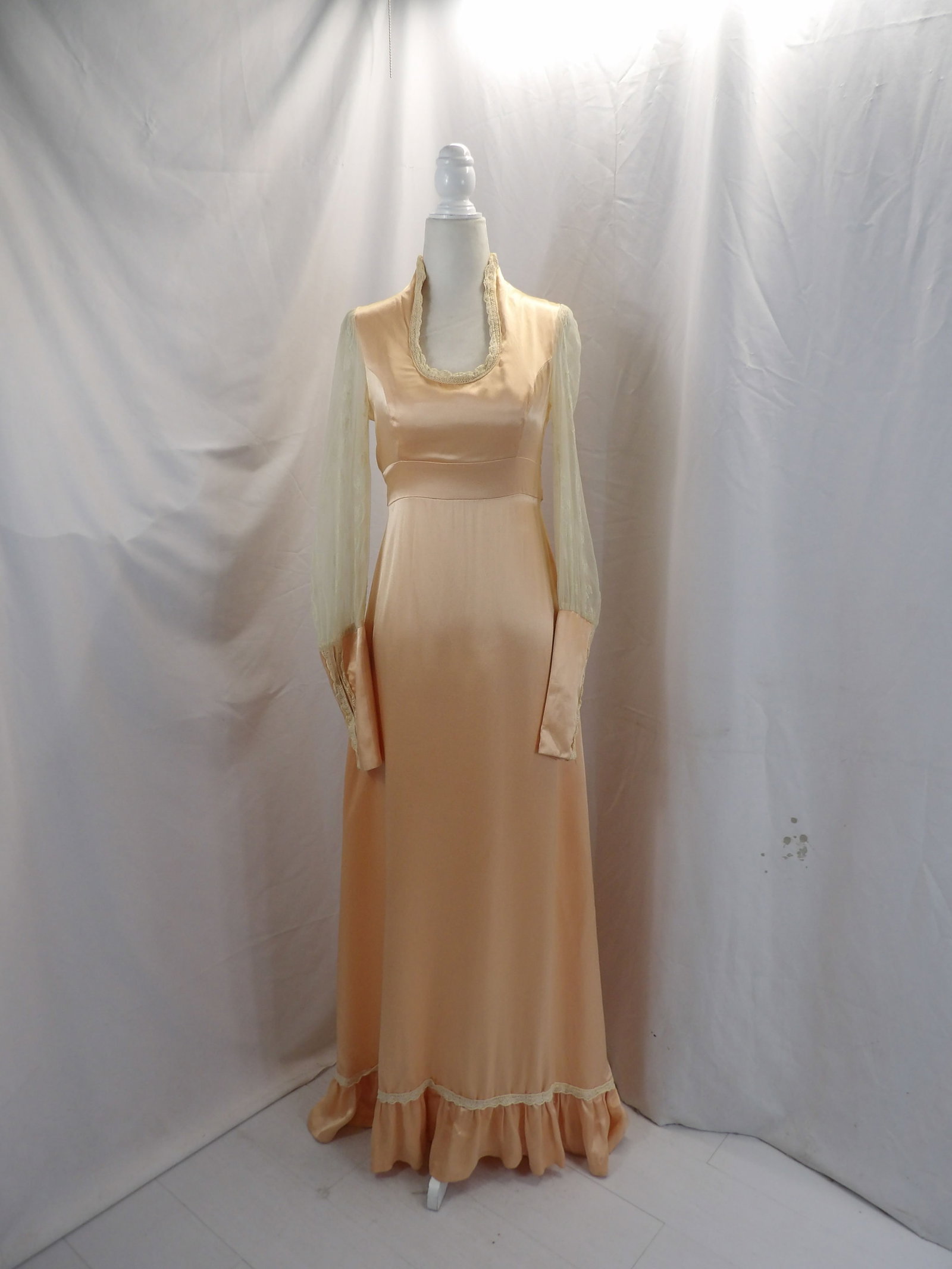 VINTAGE 1970'S GUNNESAX PEACH NYLON & LACE MAXI DRESS: APPROX. 33 BUST, 27 WAIST. SOME SLIGHT UNDERARM DISCOLORATION OTHERWISE IN GOOD CONDITION. SEE PHOTOS.