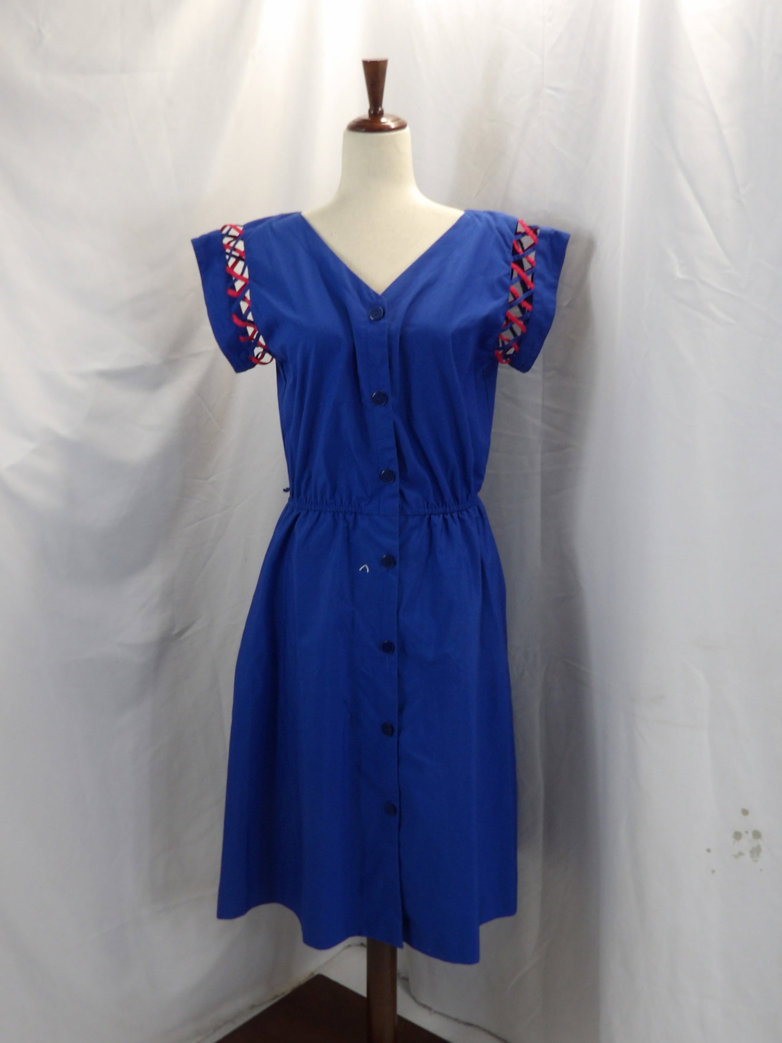 VINTAGE 1970-80'S BLUE COTTON SHIRT DRESS WITH RED & BLUE LATTICE SLEEVES: APPROX. 38 BUST, 24-32 WAIST. IN GOOD CONDITION. SEE PHOTOS.