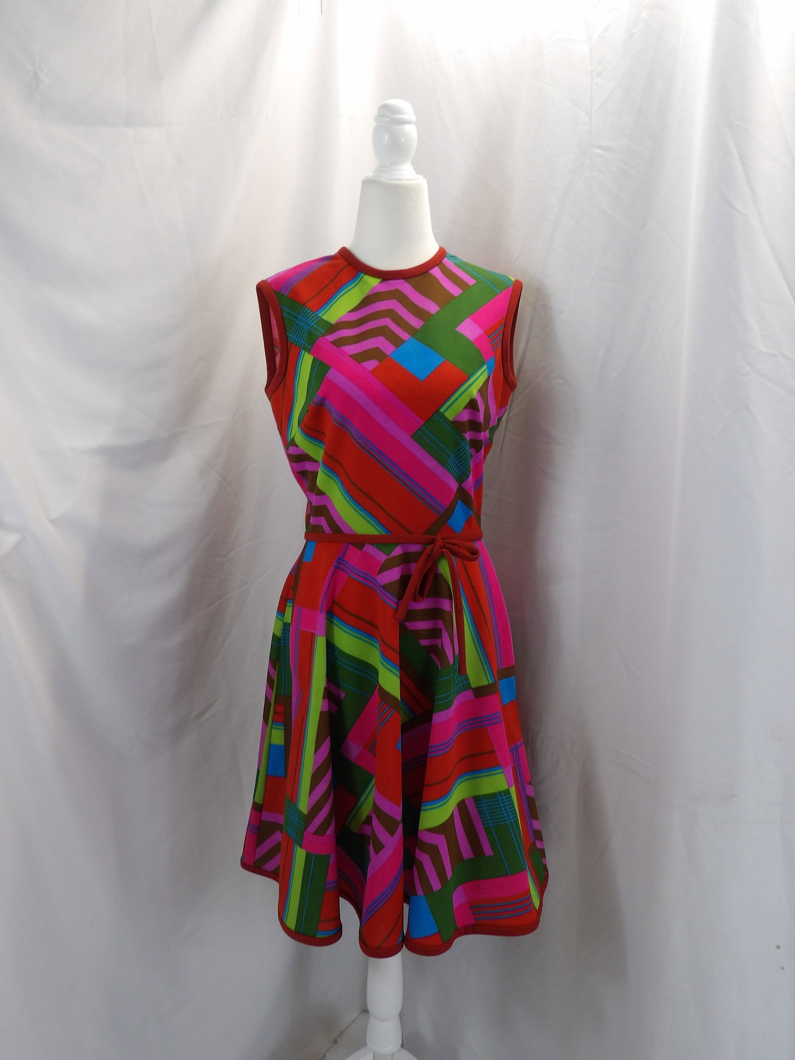 VINTAGE1960'S KAY WINDSOR FIT & FLARE POLYKNIT DRESS: APPROX. 38 BUST, 28 WAIST. IN GOOD CONDITION. SEE PHOTOS.