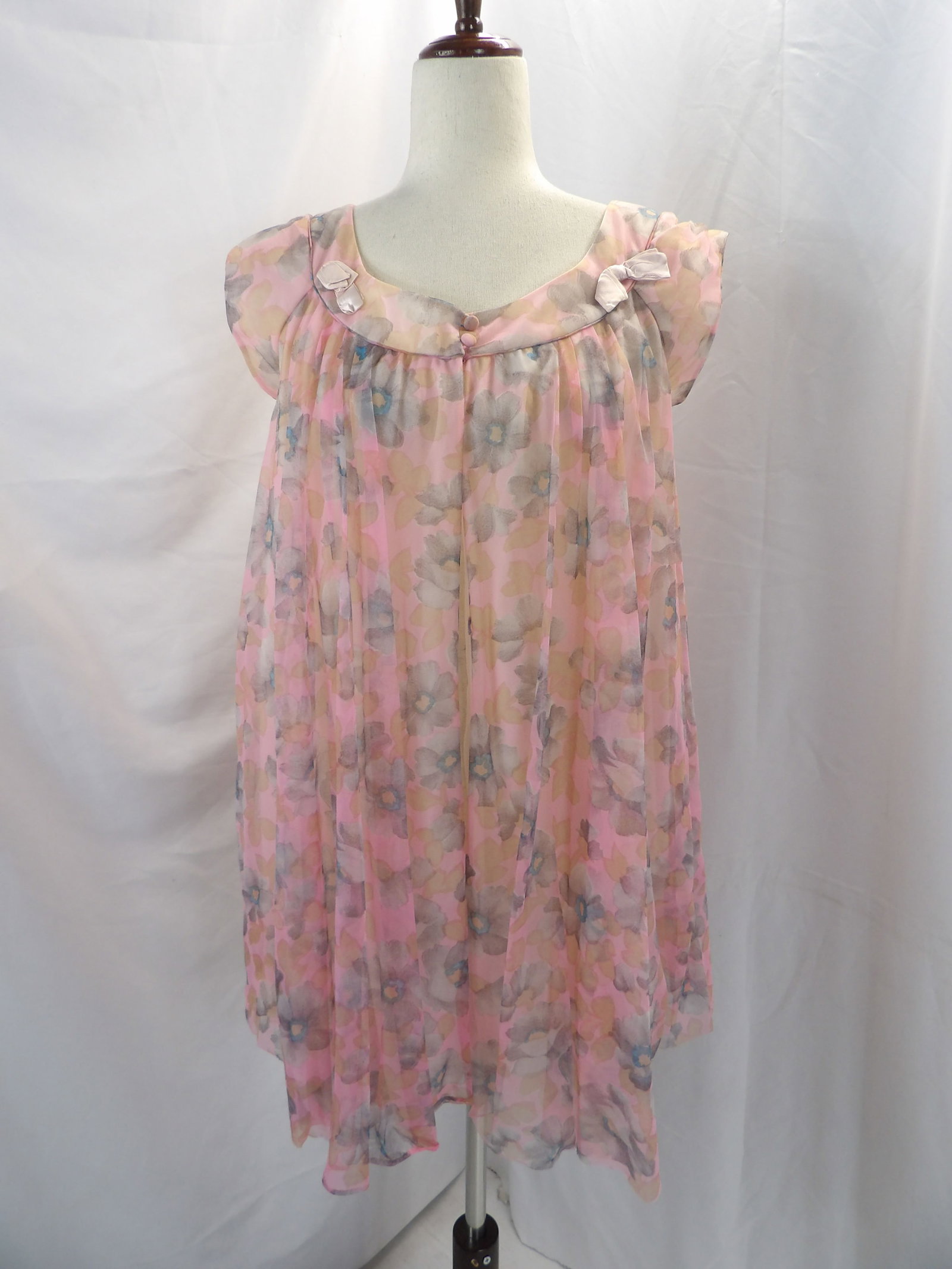 VINTAGE 1950'S CLAIRE SANDRA BY LUCIE ANN FLORAL SMOCK STYLE ROBE: IN GOOD CONDITION. SEE PHOTOS.