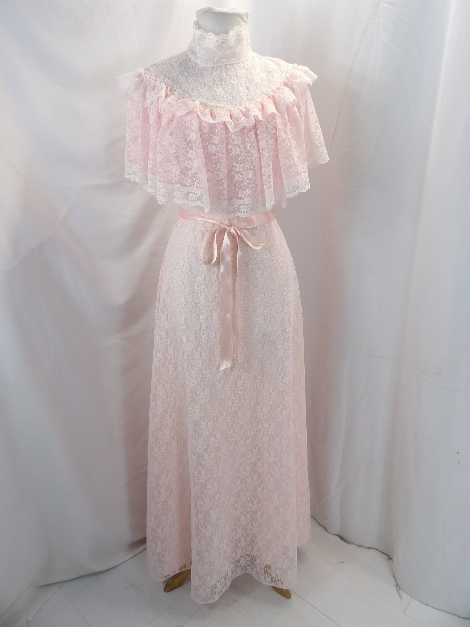 VINTAGE 1970'S PINK & WHITE LACE GOWN: APPROX. 32 BUST, 24 WAIST. IN GOOD CONDITION. SEE PHOTOS.