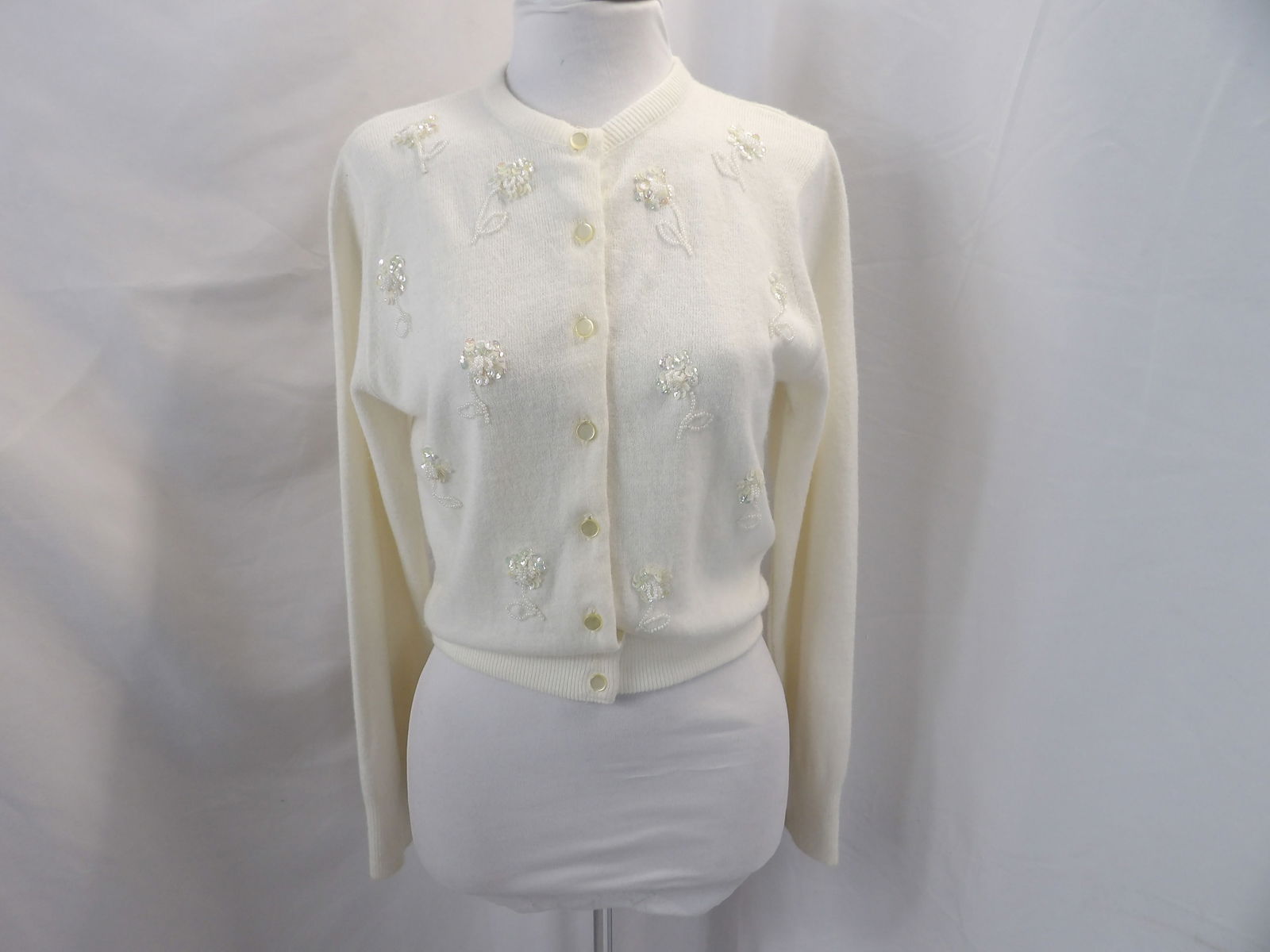VINTAGE 1950'S BRITISH VOGUE WHITE CARDIGAN SWEATHER WITH PEARL BEADS & SEQUIN: APPROX. 34 BUST, 26 WAIST. IN GOOD CONDITION. SEE PHOTOS.