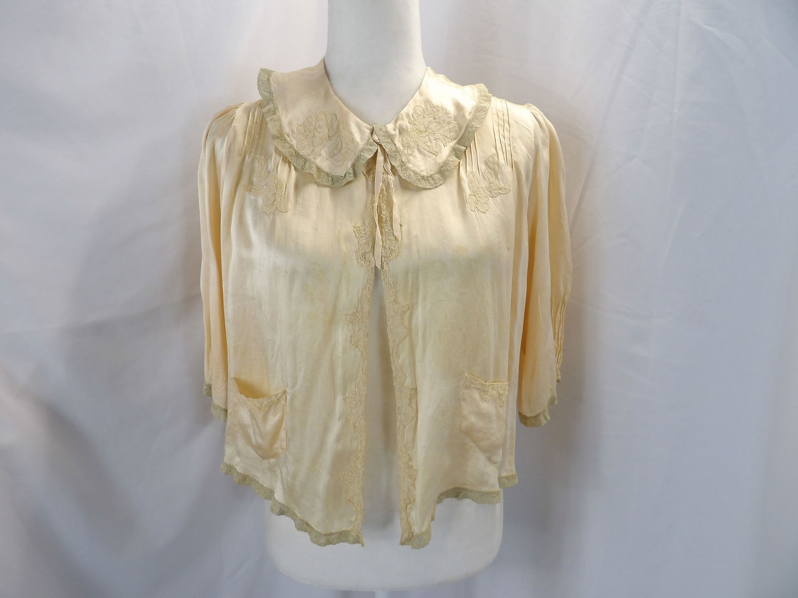 VINTAGE 1940'S PEACH SILK BED JACKET WITH LACE (1 of 13)