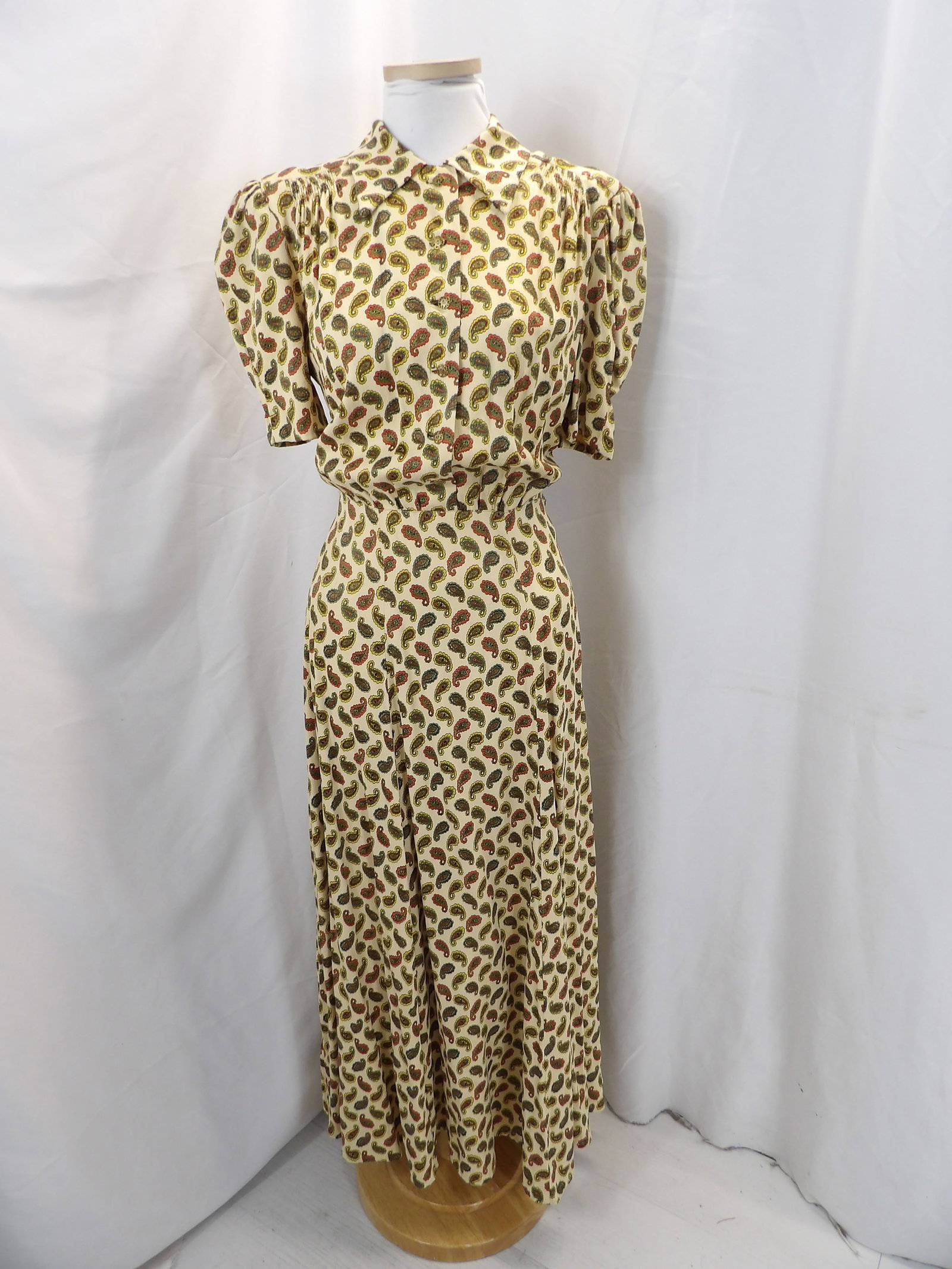 VINTAGE 1940'S TRADITIONAL RAYON PAISLEY DRESS: APPROX. 36 BUST, 24 WAIST. IN GOOD CONDITION. SEE PHOTOS.