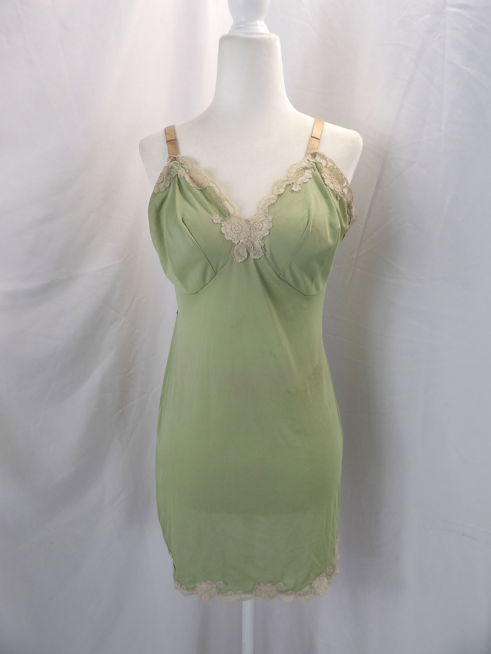 VINTAGE 1950'S CORLISS GREEN NYLON MINI SLIP WITH LACE: APPROX. 36 BUST. IN GOOD CONDITION. SEE PHOTOS.