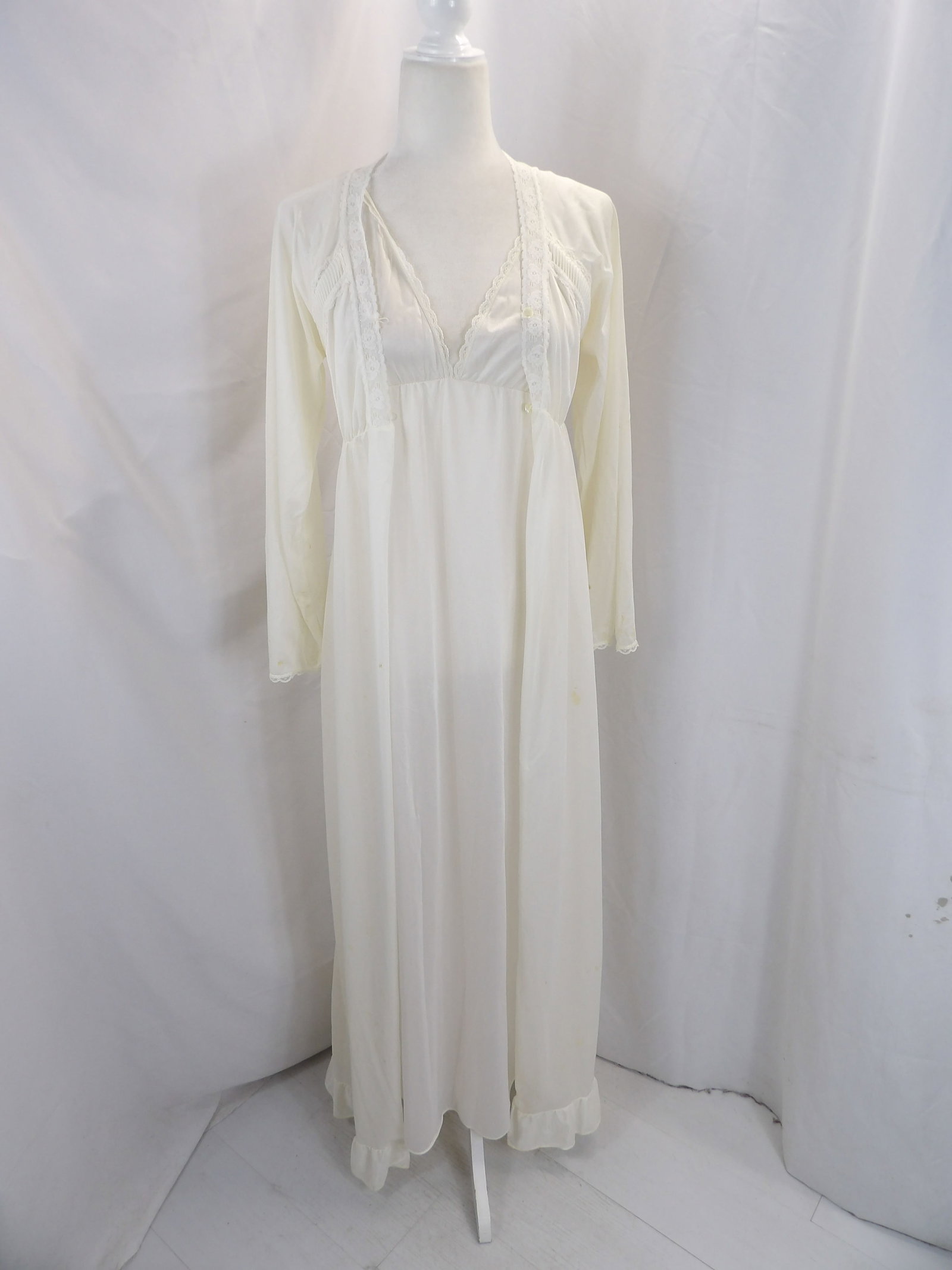 VINTAGE 1950'S NANI FLOWER WHITE NYLON & LACE NIGHTGOWN & ROBE SET: APPROX. 32 BUST. IT HAS STAINS. SEE PHOTOS.