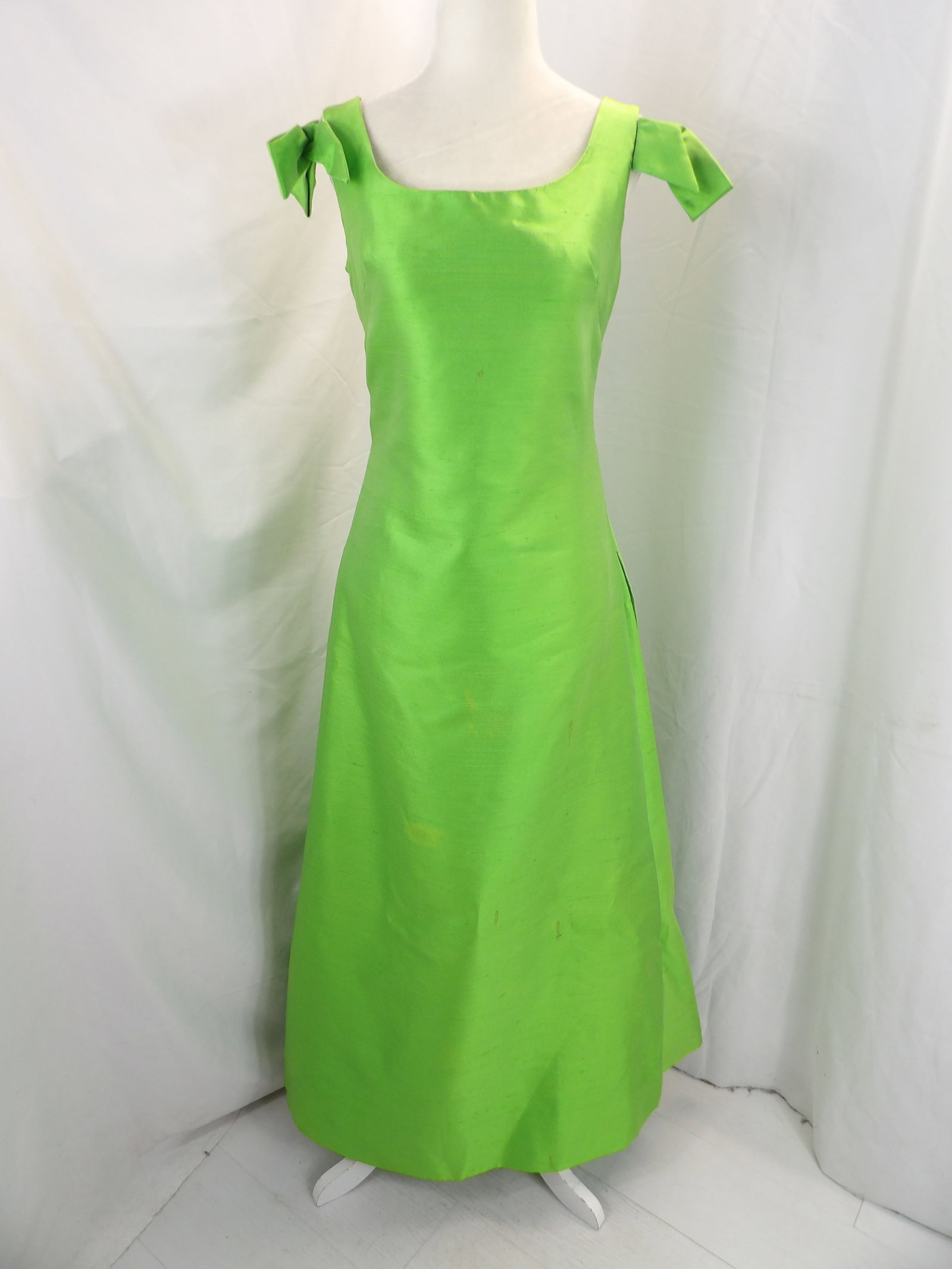 VINTAGE 1960'S GREEN SILK GOWN WITH BOWS: APPROX. 34 BUST, 31 WAIST. THERE ARE STAINS. SEE PHOTOS.