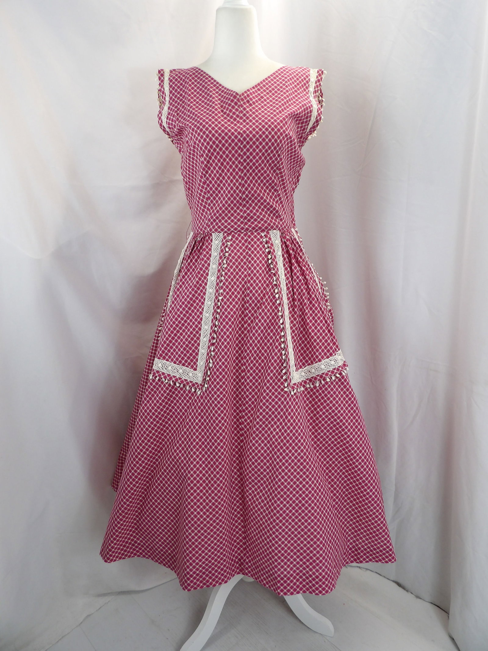 VINTAGE 1940'S LYNBROOK RASPBERRY RED & WHITE FIT & FLARE SUMMER DRESS: APPROX. 36 BUST, 25 WAIST. IN GOOD CONDITION. SEE PHOTOS.