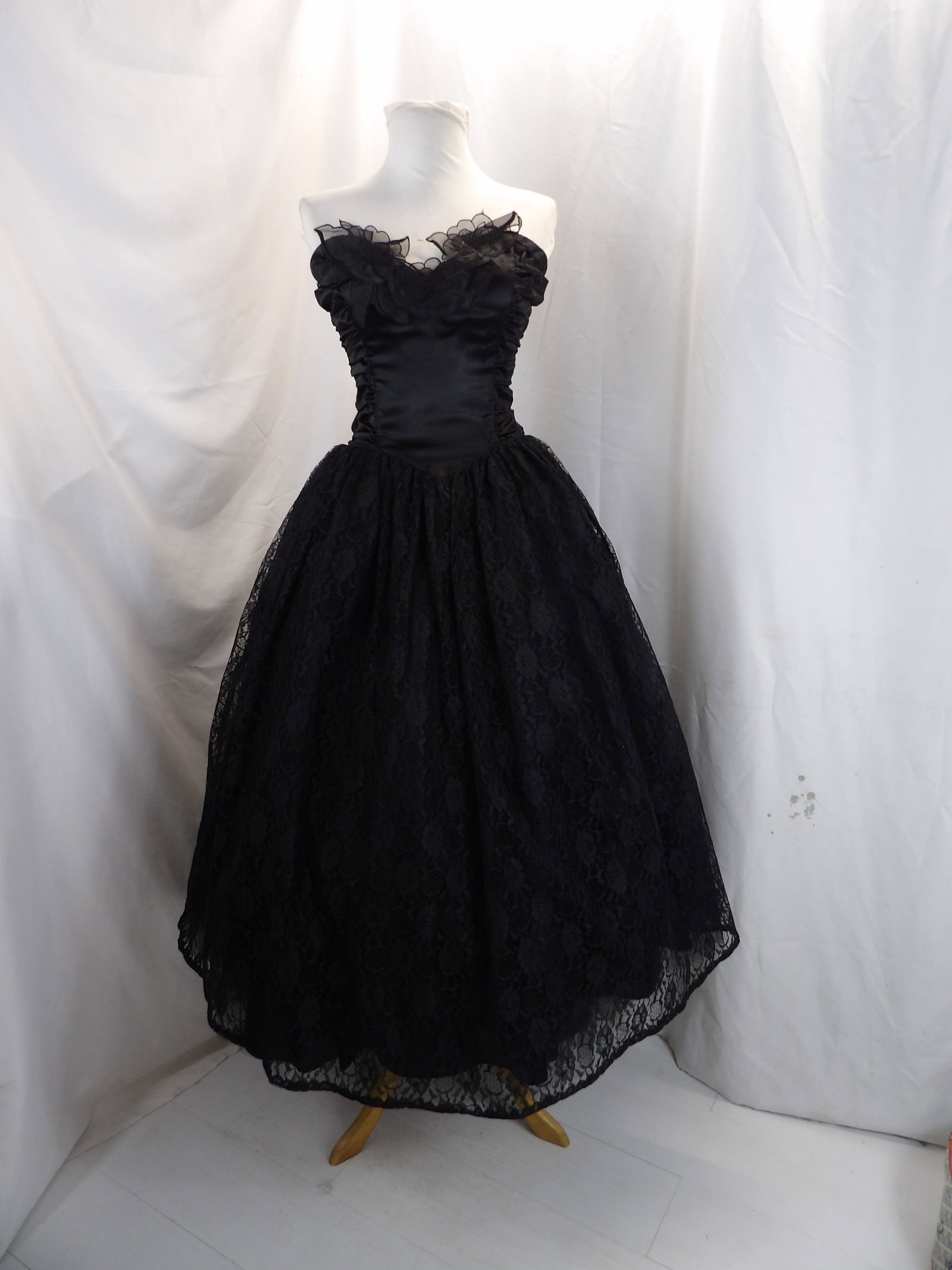 VINTAGE 1980'S GUNNESAX BLACK SATIN & LACE SWEETHEART BODICE PARTY DRESS: APPROX. 30 BUST, 24 WAIST. IN GOOD CONDITION. SEE PHOTOS.