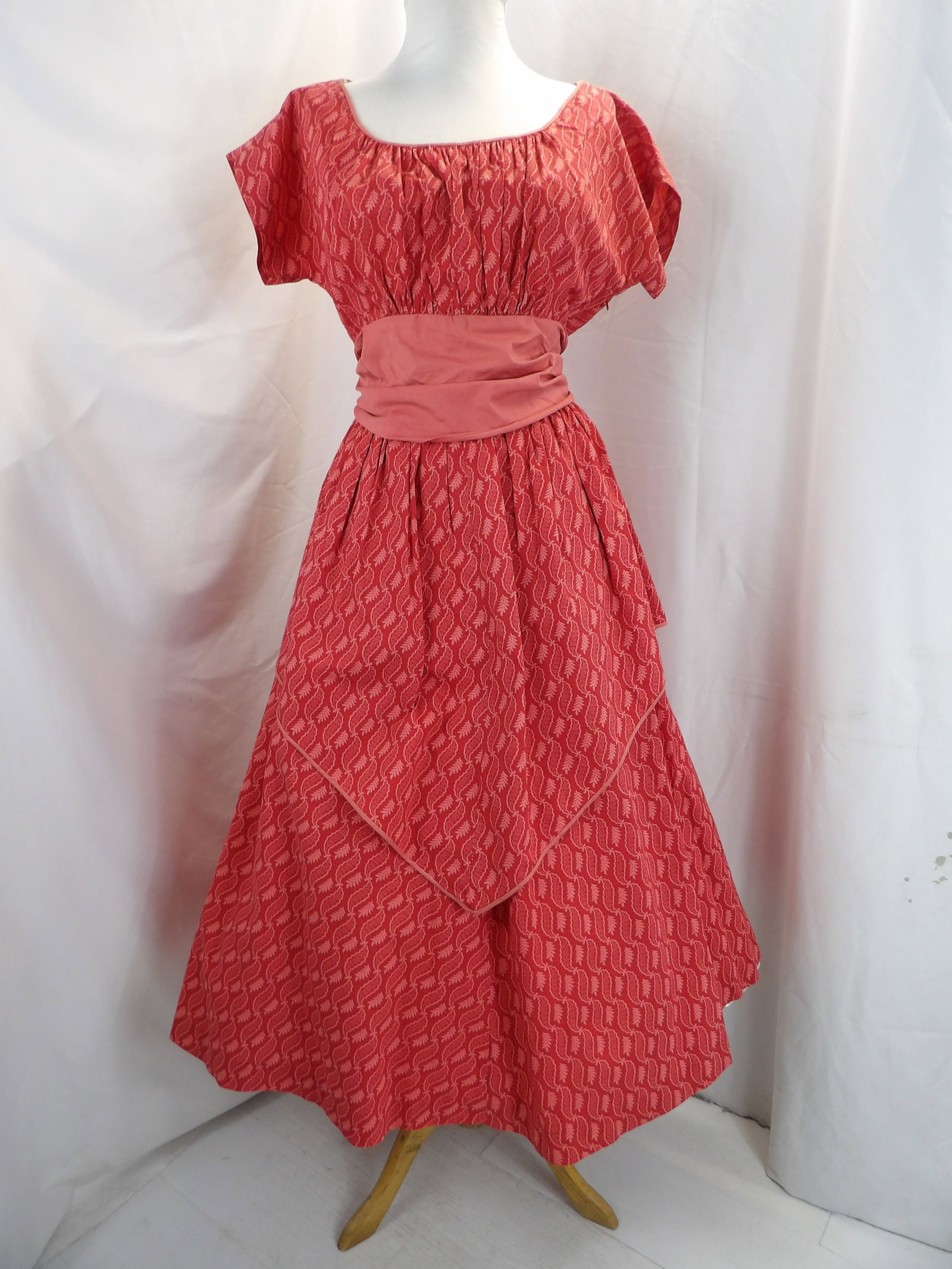 VINTAGE 1940'S RED & PINK COTTON PEPLUM SUMMER DRESS: APPROX. 36 BUST, 26 WAIST. IN GOOD CONDITION. SEE PHOTOS.