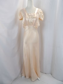 VINTAGE 1930-40'S PEACH RAYON BIAS CUT NEGLIGEE WITH LACE