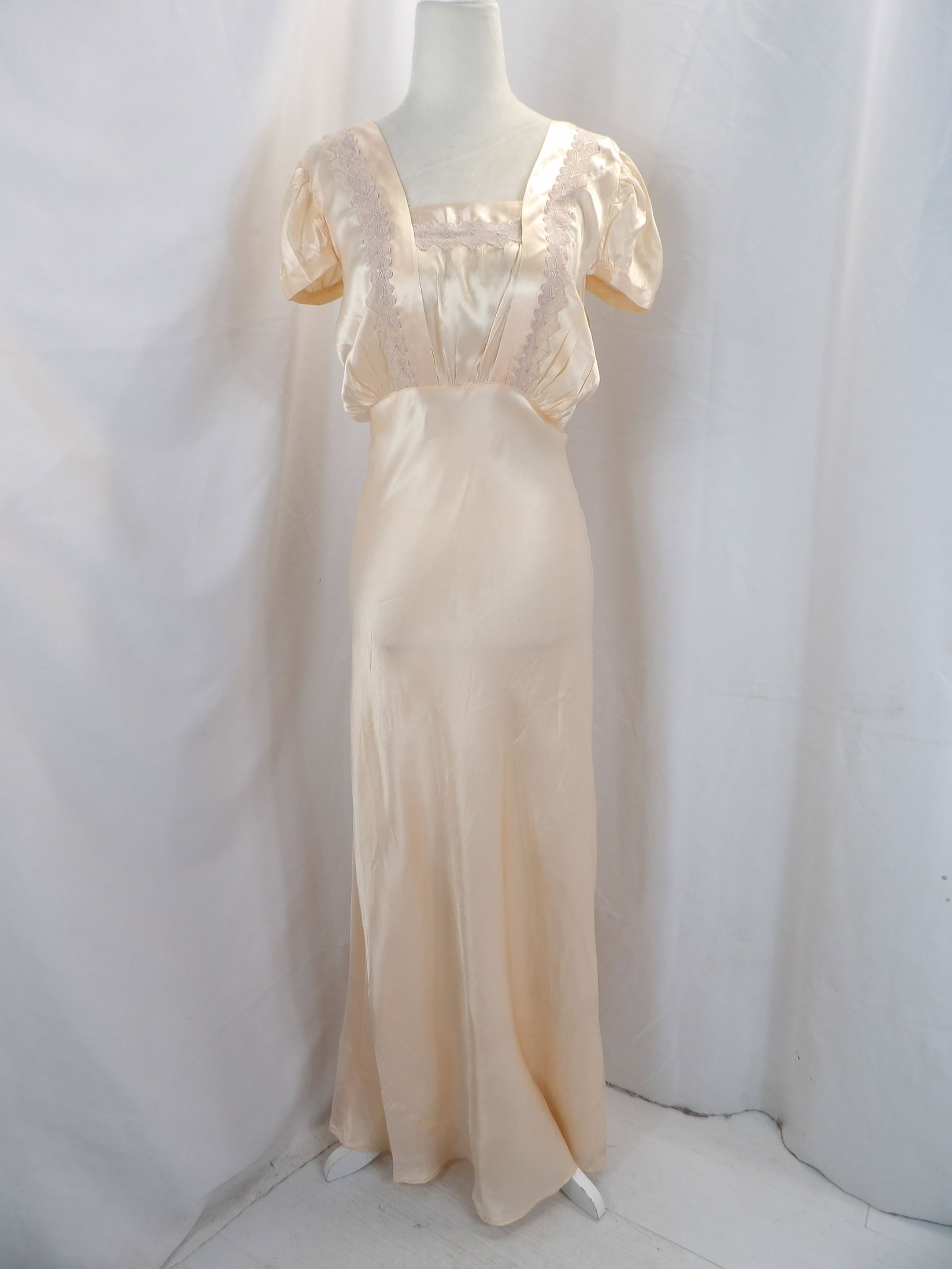 VINTAGE 1930-40'S PEACH RAYON BIAS CUT NEGLIGEE WITH LACE: APPROX. 42 BUST, 34 UNDER BUST. IN GOOD CONDTION. SEE PHOTOS.