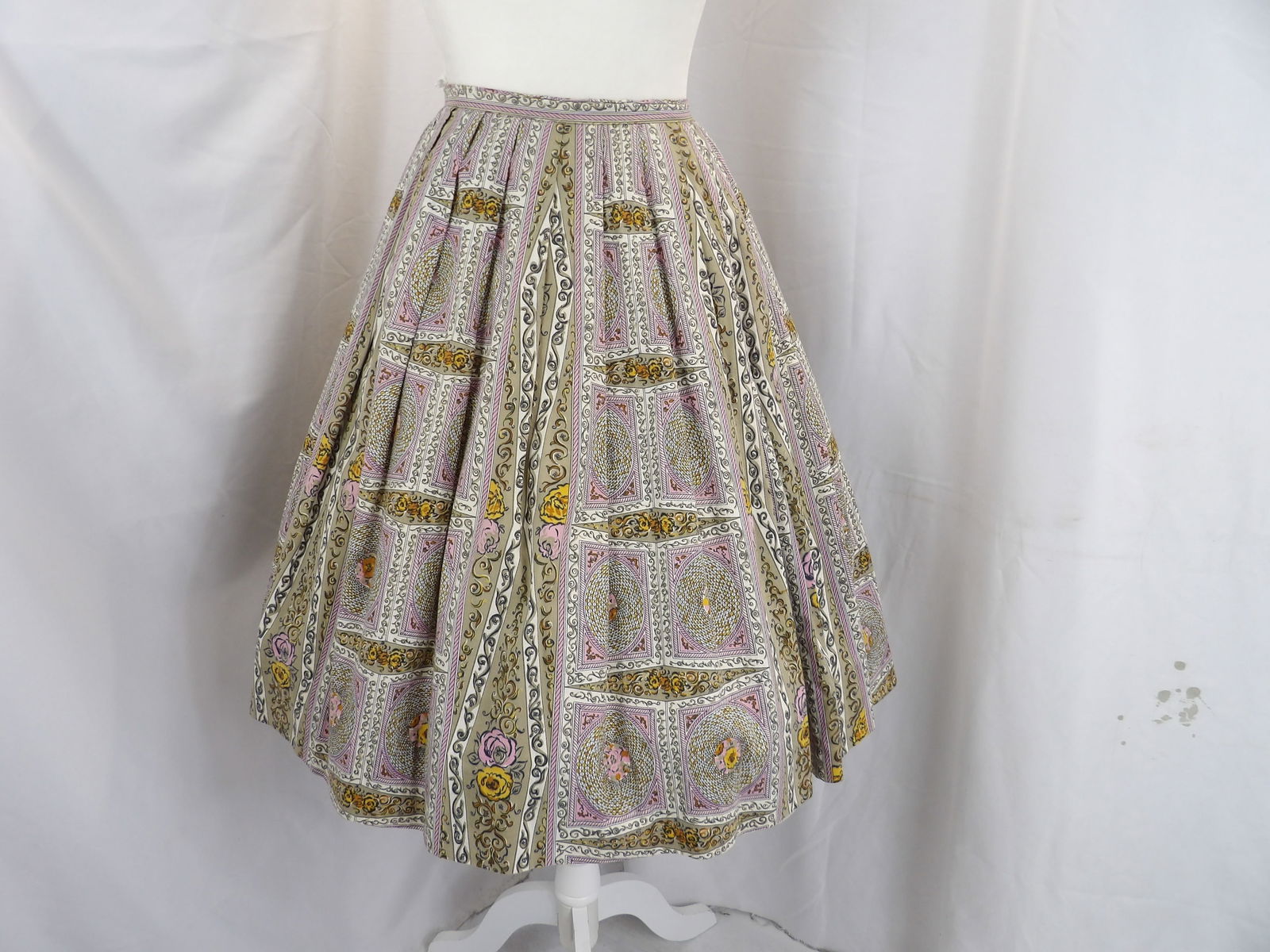 VINTAGE 1950'S PLEATED COTTON SKIRT WITH BLOCK PRINT DESIGN: APPROX. 28 WAIST. HEM WAS TAKEN UP AND IS NOW COMING BACK DOWN OTHERWISE IN GOOD CONDITION. SEE PHOTOS.