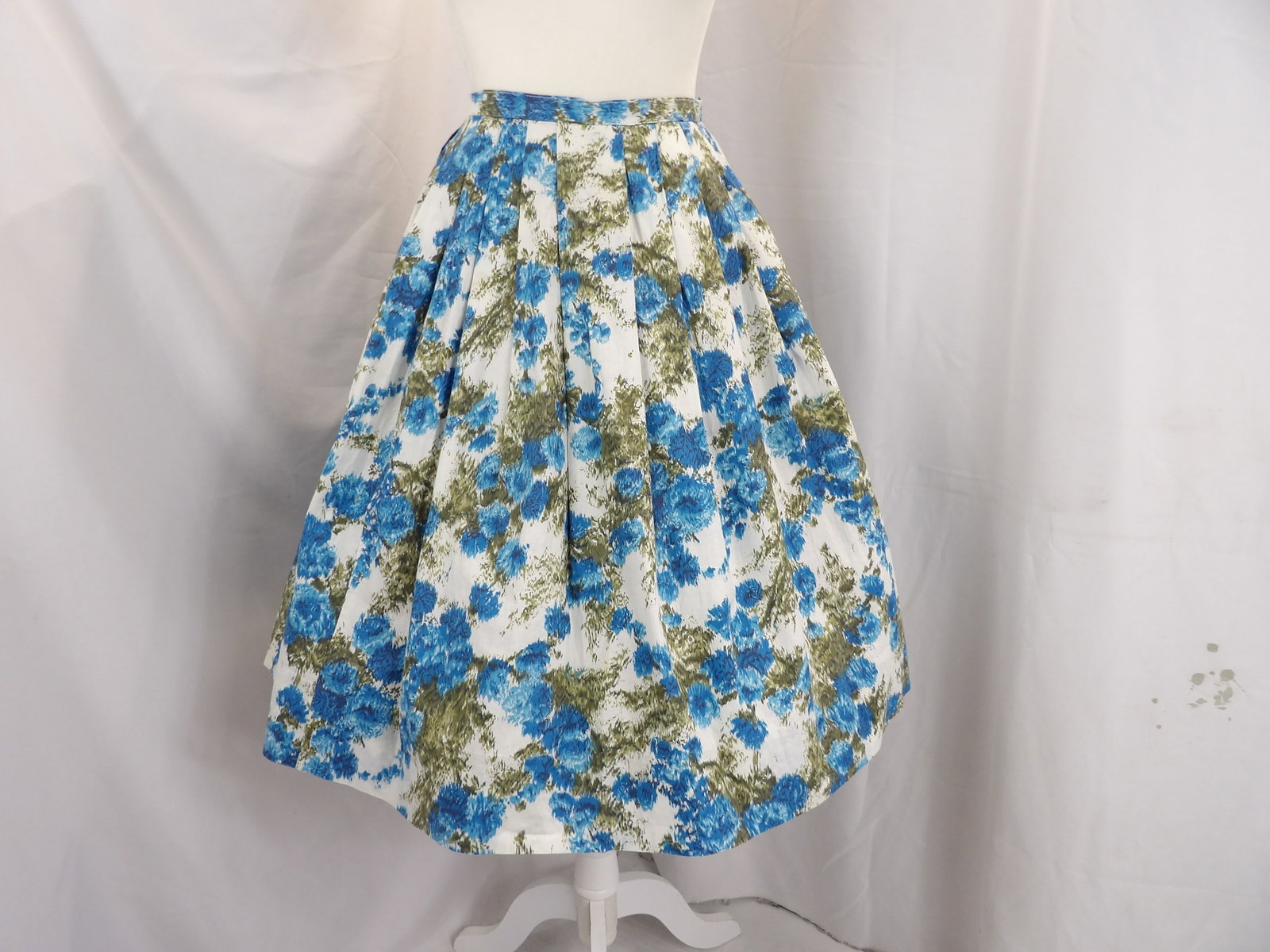 VINTAGE 1950'S BLUE FLORAL WATERCOLOR PRINT COTTON SKIRT: APPROX. 24 WAIST. IN GOOD CONDITION. SEE PHOTOS.