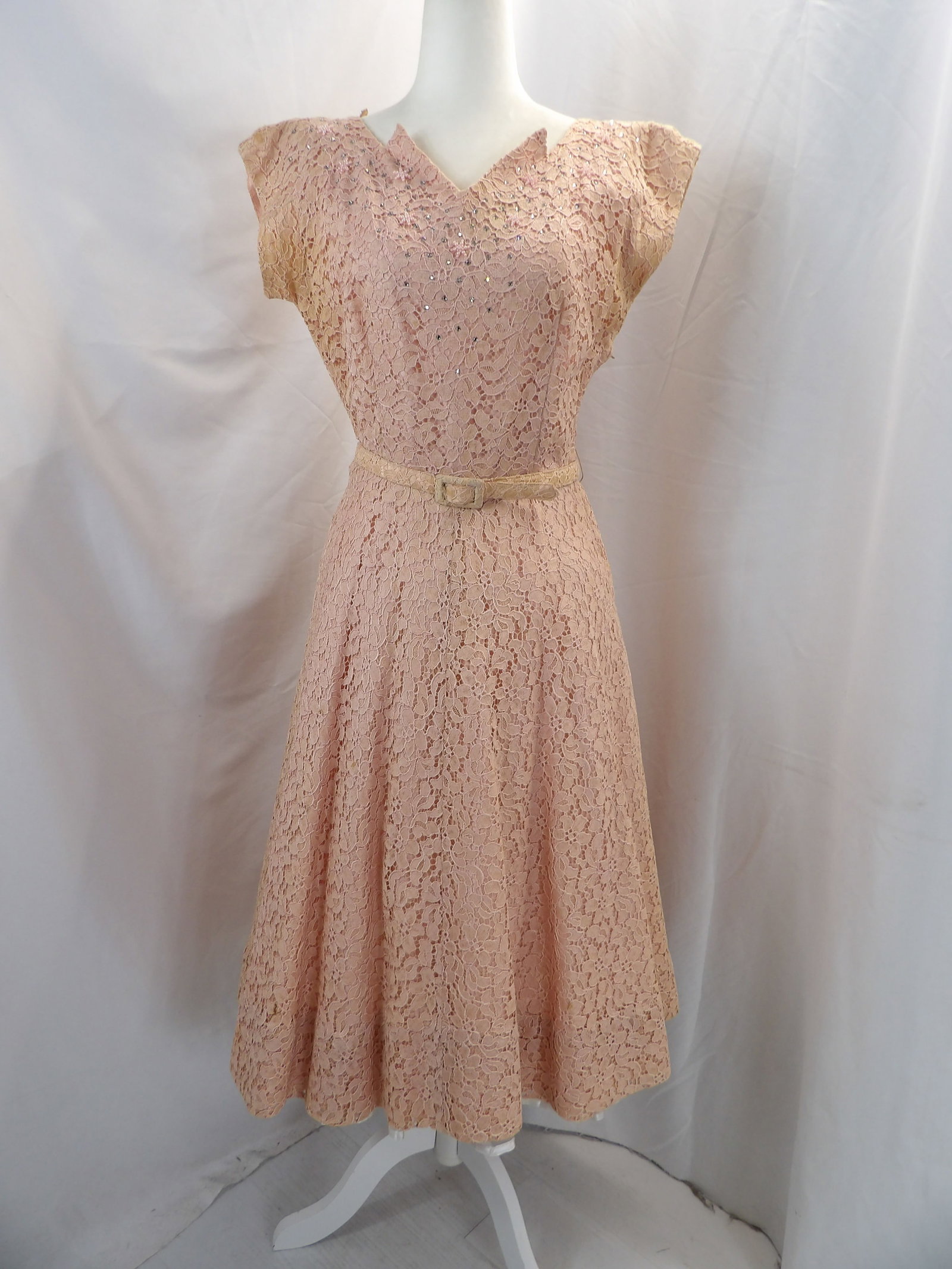 VINTAGE 1950'S PINK LACE PARTY DRESS WITH RHINESTONES & BEADING: APPROX. 40 BUST, 29 WAIST. THERE IS UNDERARM DISCOLORATION & A STAIN ON THE SHOULDER. SEE PHOTOS.