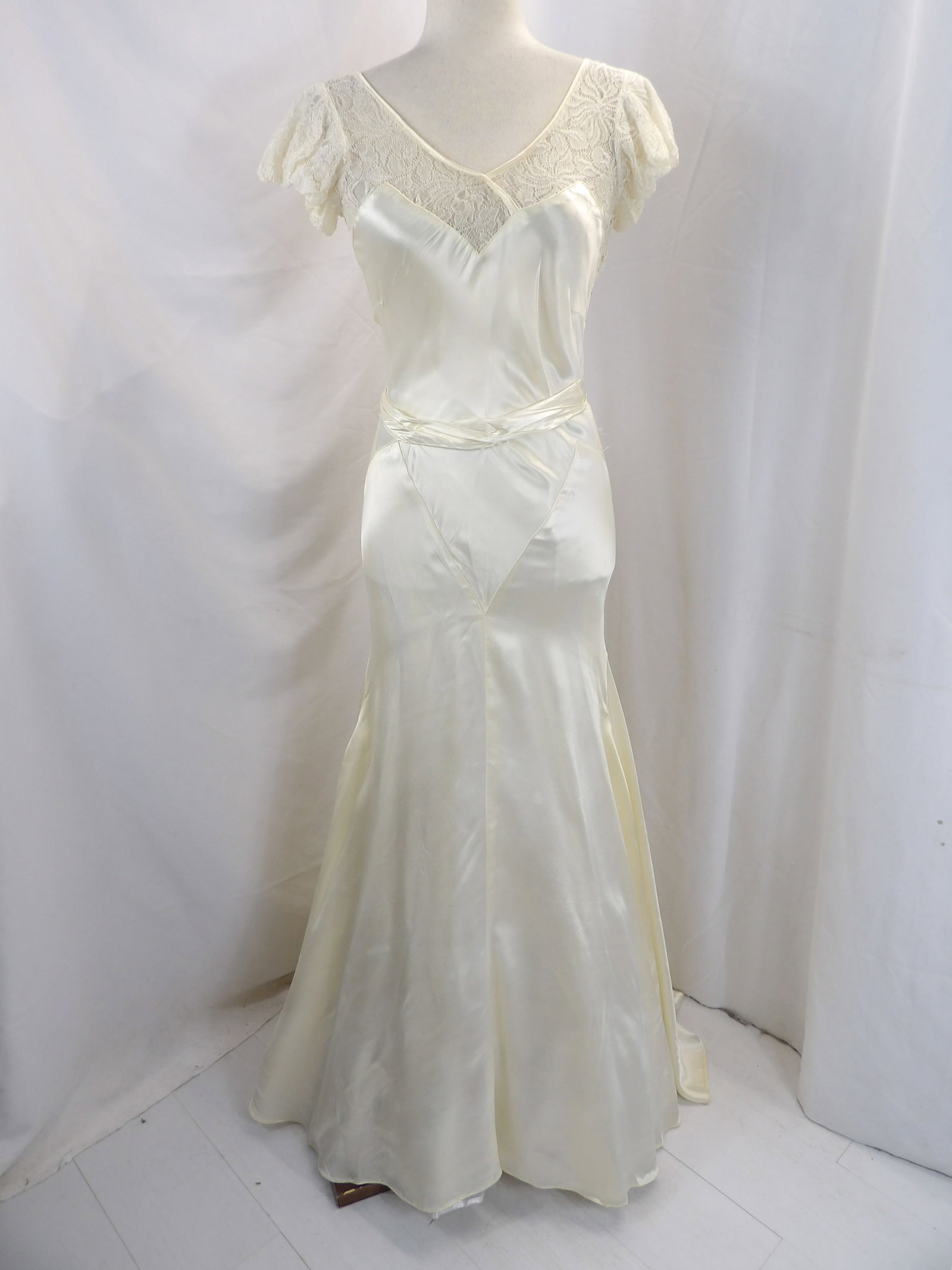 VINTAGE 1930'S SATIN & LACE BIAS CUT WEDDING DRESS: APPROX. 32 BUST, 30 WAIST. SCUFFOR LIGHT MARKS THROUGHOUT ON SATIN & A HOLE IN THE LACE IN THE BACK & SHOULDERS. SEE PHOTOS.