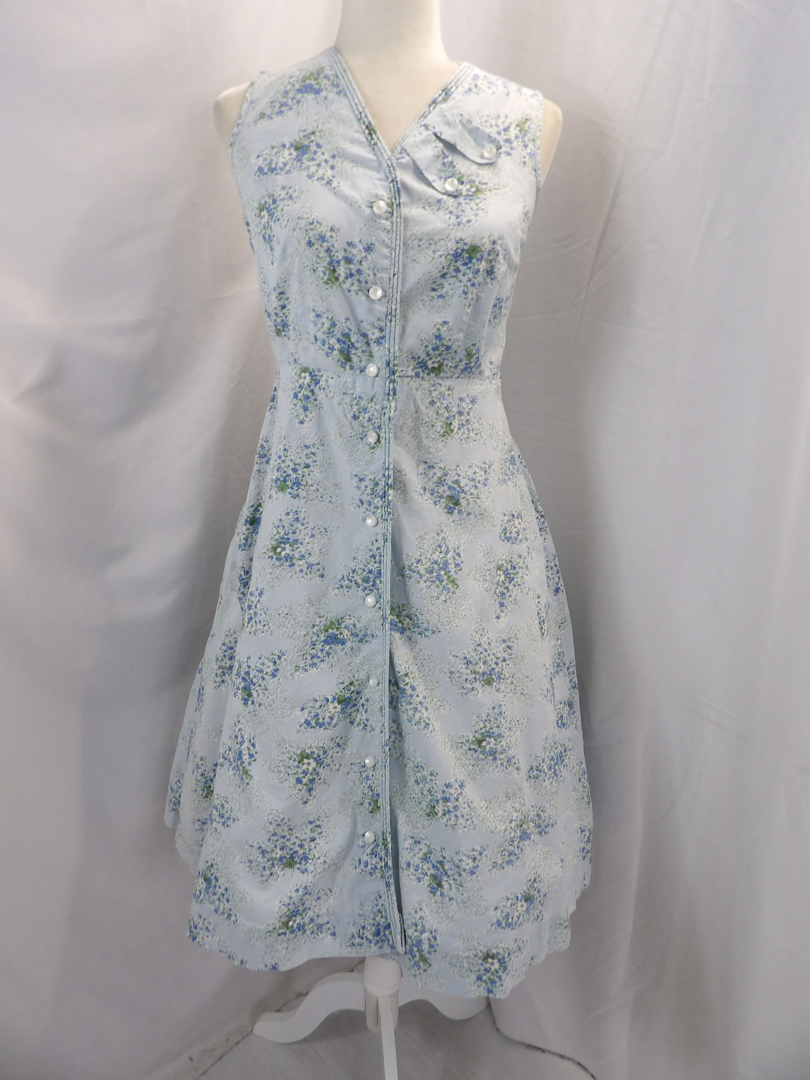 VINTAGE 1950'S SLEEVELESS BLUE FLORAL COTTON HOUSE DRESS: APPROX. 36 BUST, 28 WAIST. IN GOOD CONDITION. SEE PHOTOS.