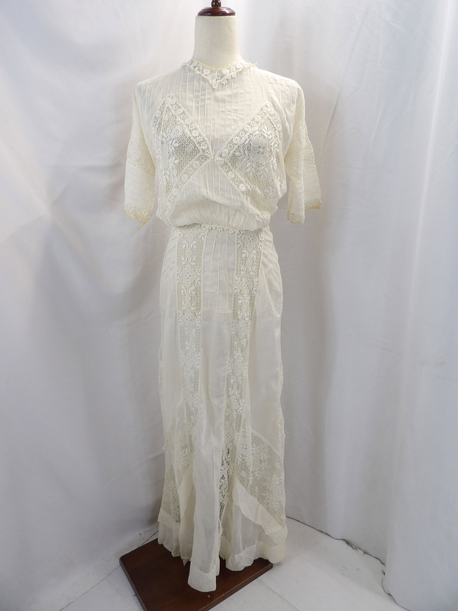 VINTAGE 1910 COTTON & LACE GARDEN DRESS: APPROX. 38 BUST, 25 WAIST. HAS A FEW TINY BROWN SPOTS OTHERWISE IN GOOD CONDITION. SEE PHOTOS.