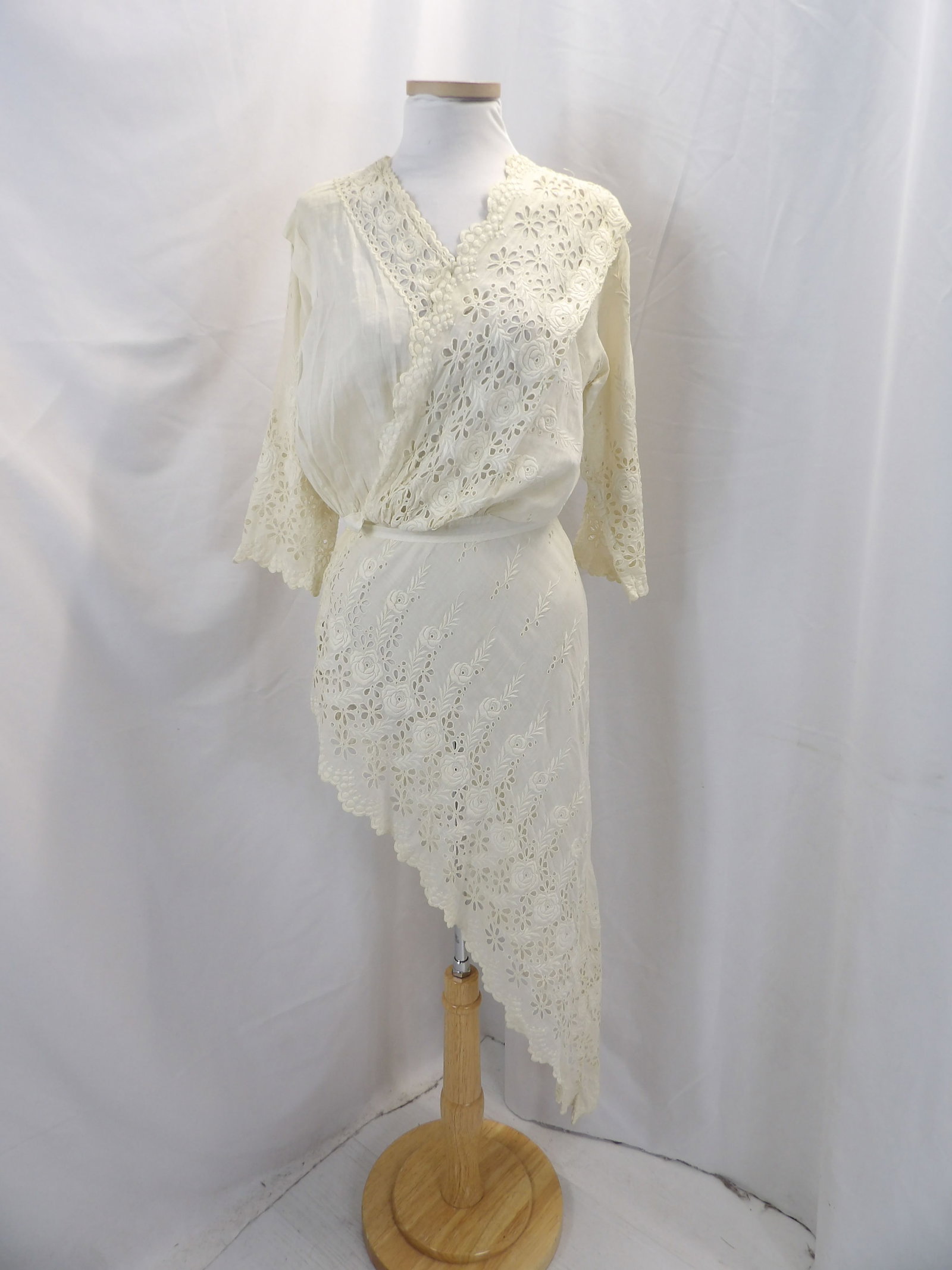 VINTAGE 1900'S WHITE EYELET HI-LOW DRESS TOPPER: APPROX. 36 BUST, 23 WAIST. IN GOOD CONDITION. SEE PHOTOS.