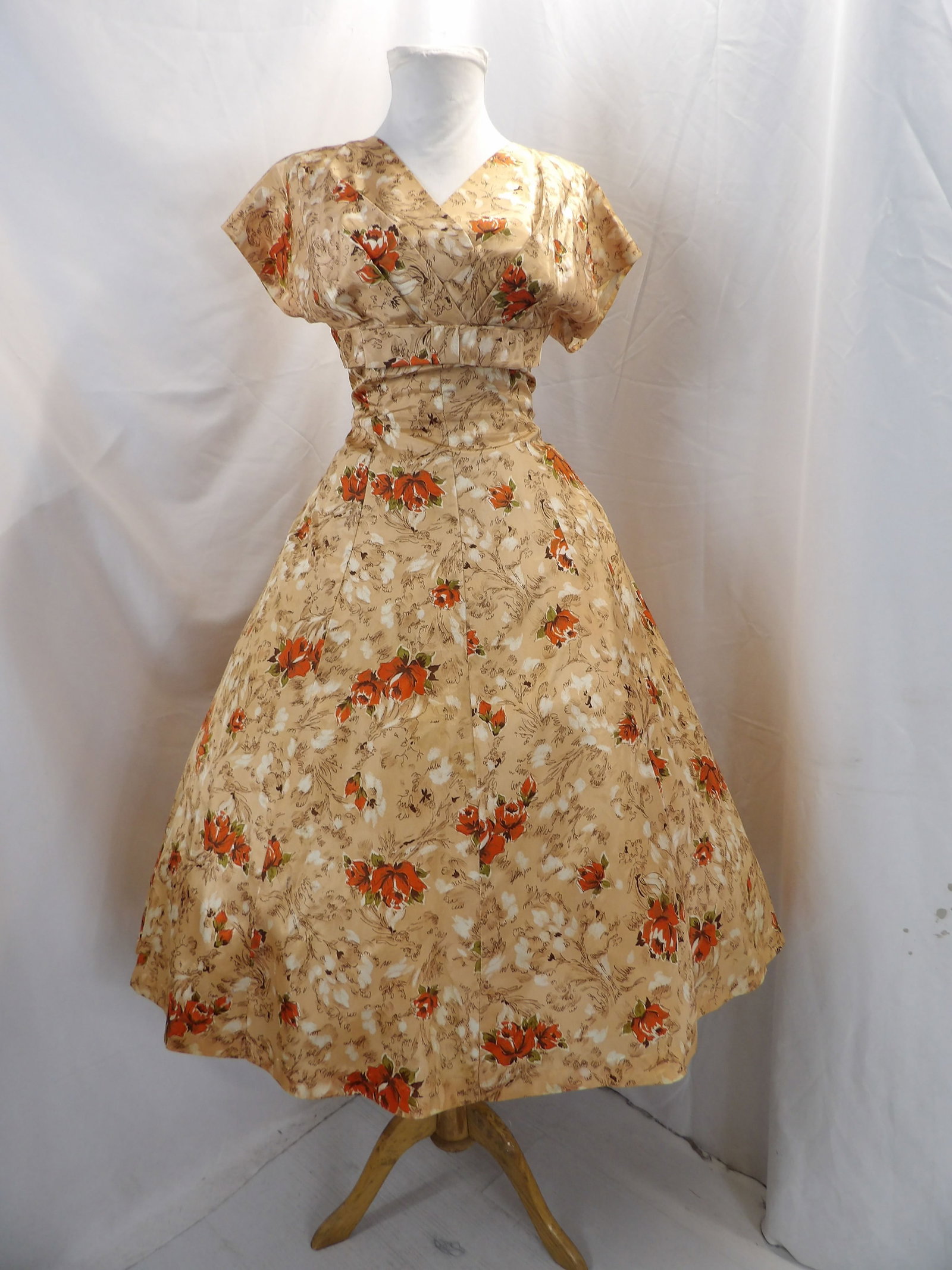 VINTAGE 1950'S BROWN, RUST ROSE & DEER PRINT FIT & FLARE PARTY DRESS: APPROX. 40 BUST, 31 WAIST. IN GOOD CONDITION. SEE PHOTOS.