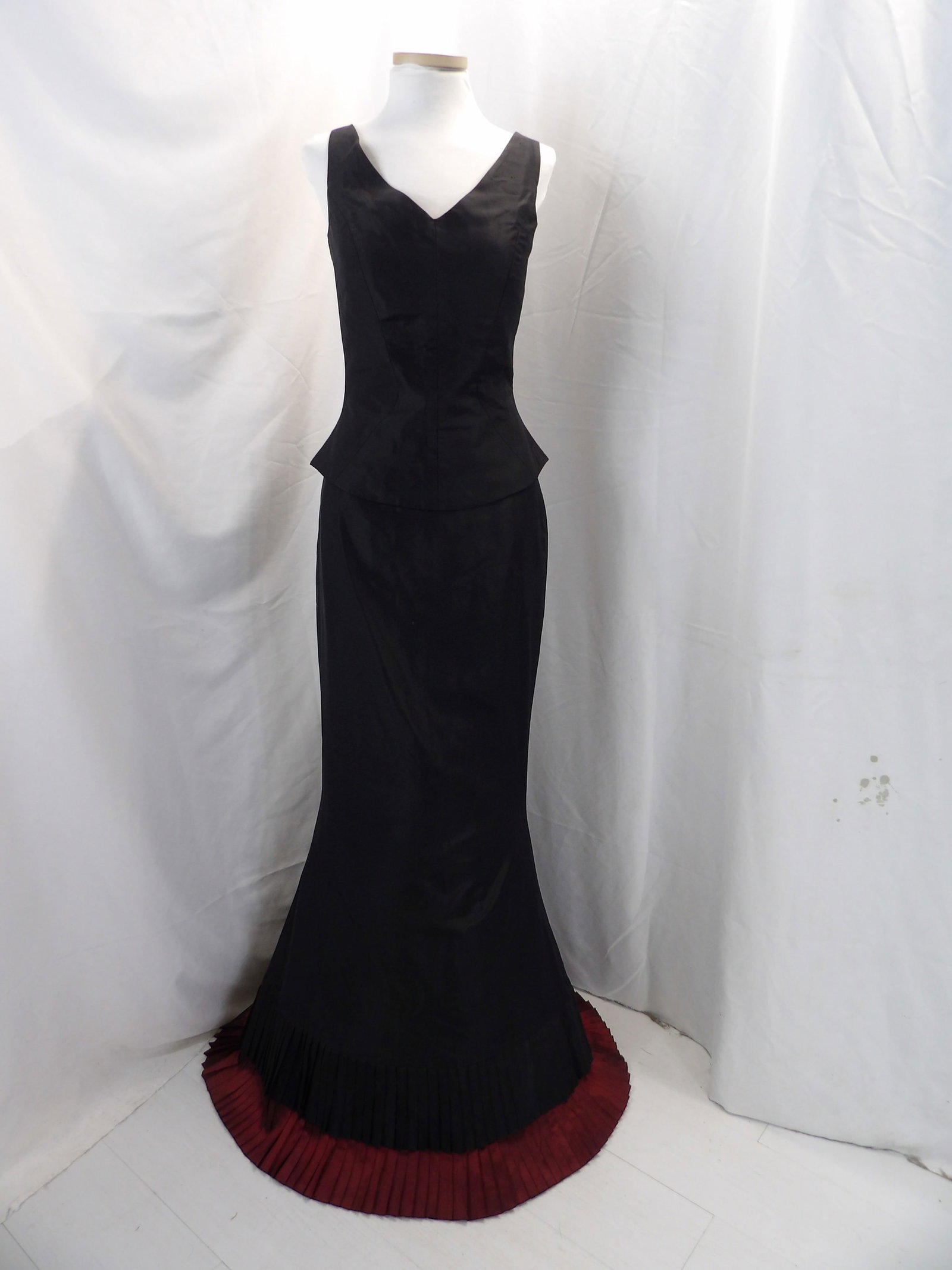 VINTAGE LOVRDES BELMONTE BLACK & MAROON TWO PIECE MERMAID SKIRT & TOP: APPROX. 38 BUST, 26 WAIST, 36 HIP. IN GOOD CONDITION. SEE PHOTOS.