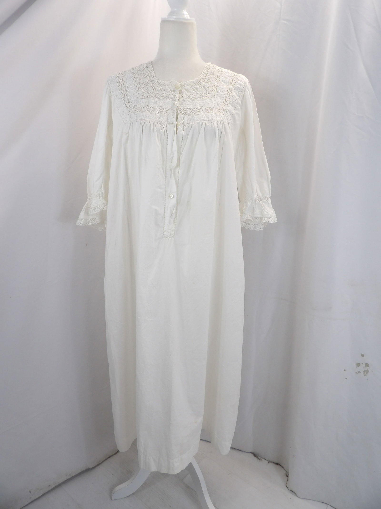 VICTORIAN WHITE COTTON LACE NIGHTGOWN: APPROX. 42 BUST. MONOGRAMMED WITH INITIALS N & M. IN GOOD CONDITION. SEE PHOTOS.