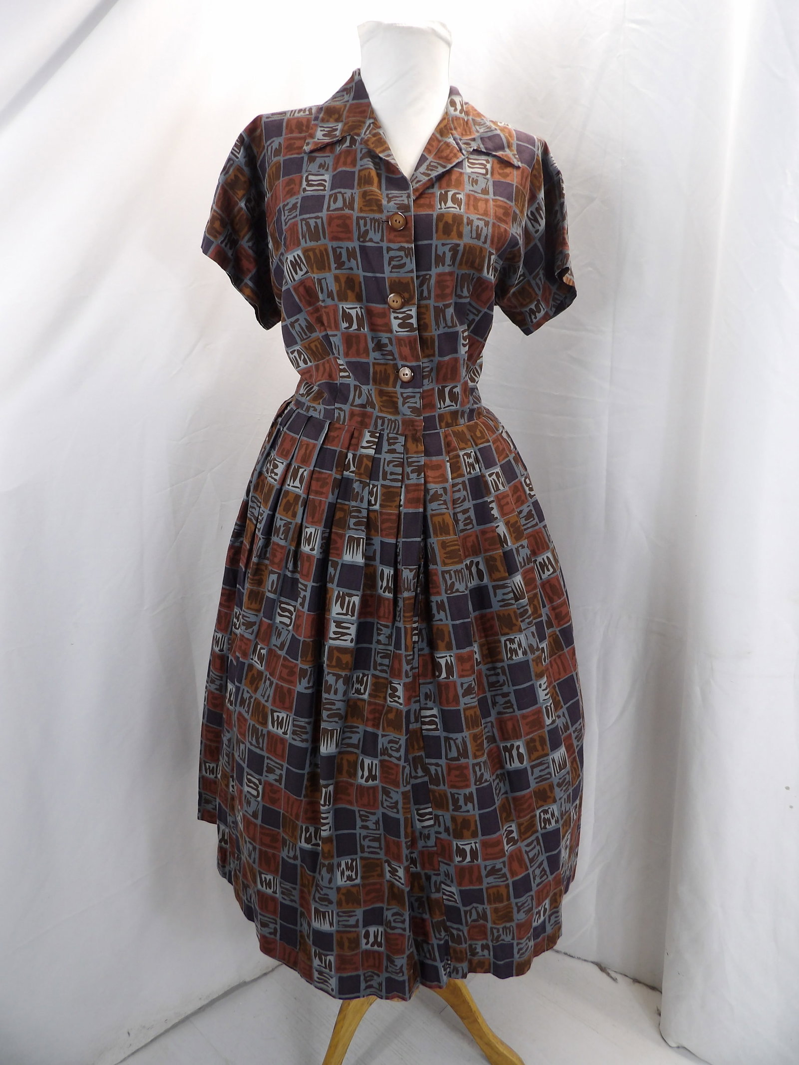 VINTAGE 1950'S SIR ROB COTTON GEOMETRIC BLOCK PRINT SHIRT WAIST DRESS: APPROX. 40 BUST, 30 WAIST. SEAM REPAIR NEEDED UNDER ARM AND AT WASTE OTHERWISE IN GOOD CONDITION. SEE PHOTOS.