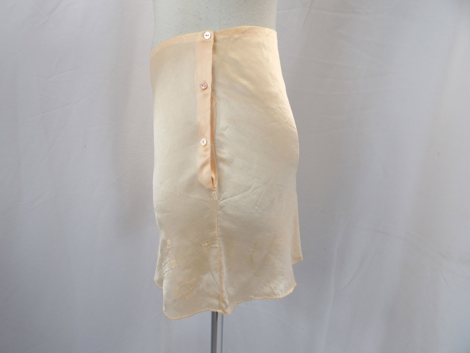 VINTAGE 1930'S SILK TAP PANTS: APPROX. 28 WAIST. COUPLE OF WATER STAINS OTHERWISE IN GOOD CONDITION. SEE PHOTOS.