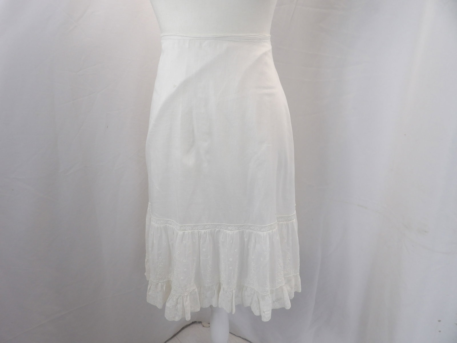 VINTAGE LORD & TAYLOR WHITE COTTON & LACE SLIP/PETTICOAT: APPROX. 24 WAIST. SMALL BLACK SPOT ON THE LACE IN THE HEM OTHERWISE IN GOOD CONDITION. SEE PHOTOS.