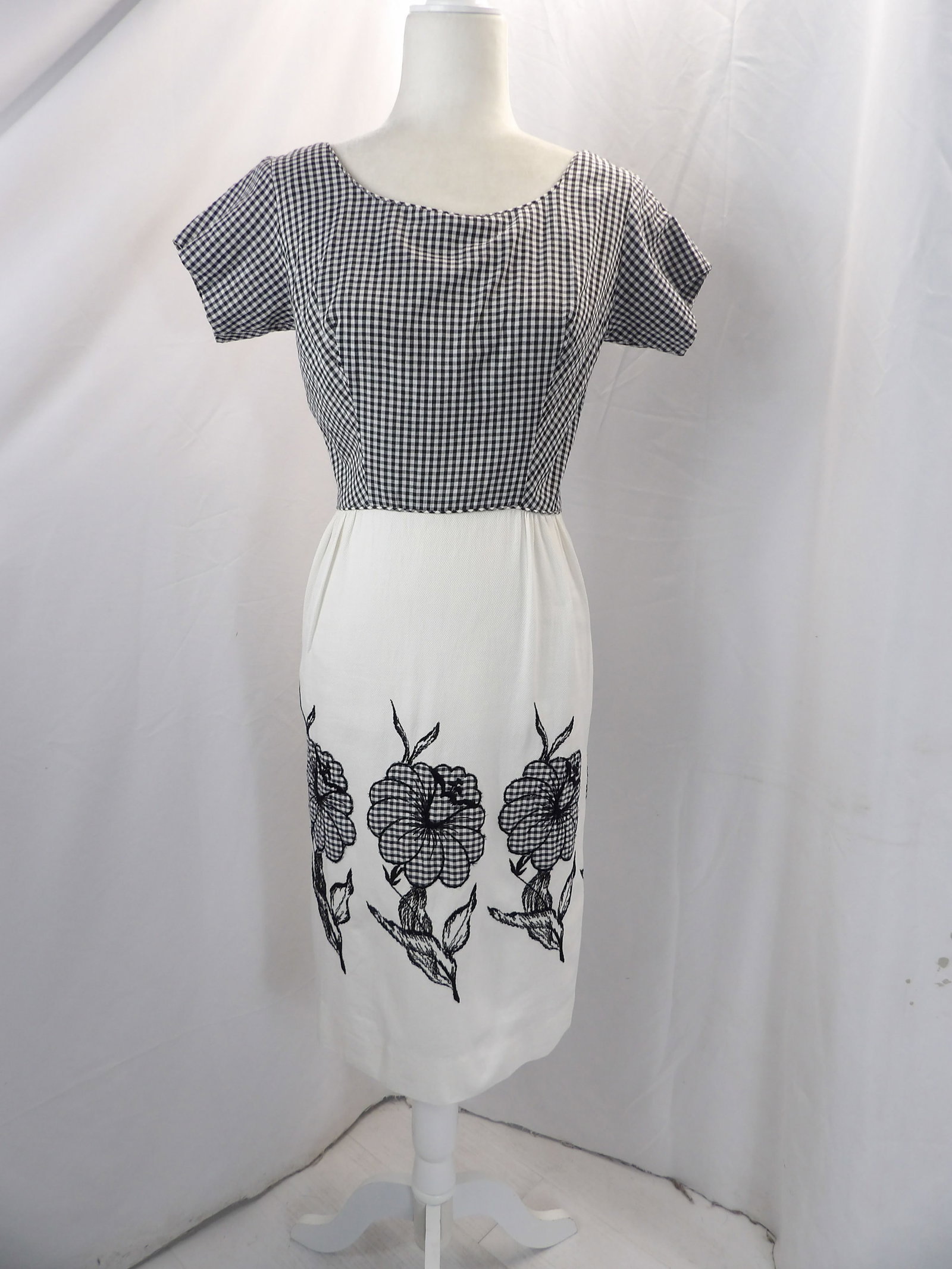 VINTAGE 1960'S WENDY WOODS BLACK & WHITE CHECKERED SHEETH DRESS WITH APPLIQUE FLOWERS: APPROX. 36 BUST, 26 WAIST. IN GOOD CONDITION. SEE PHOTOS.