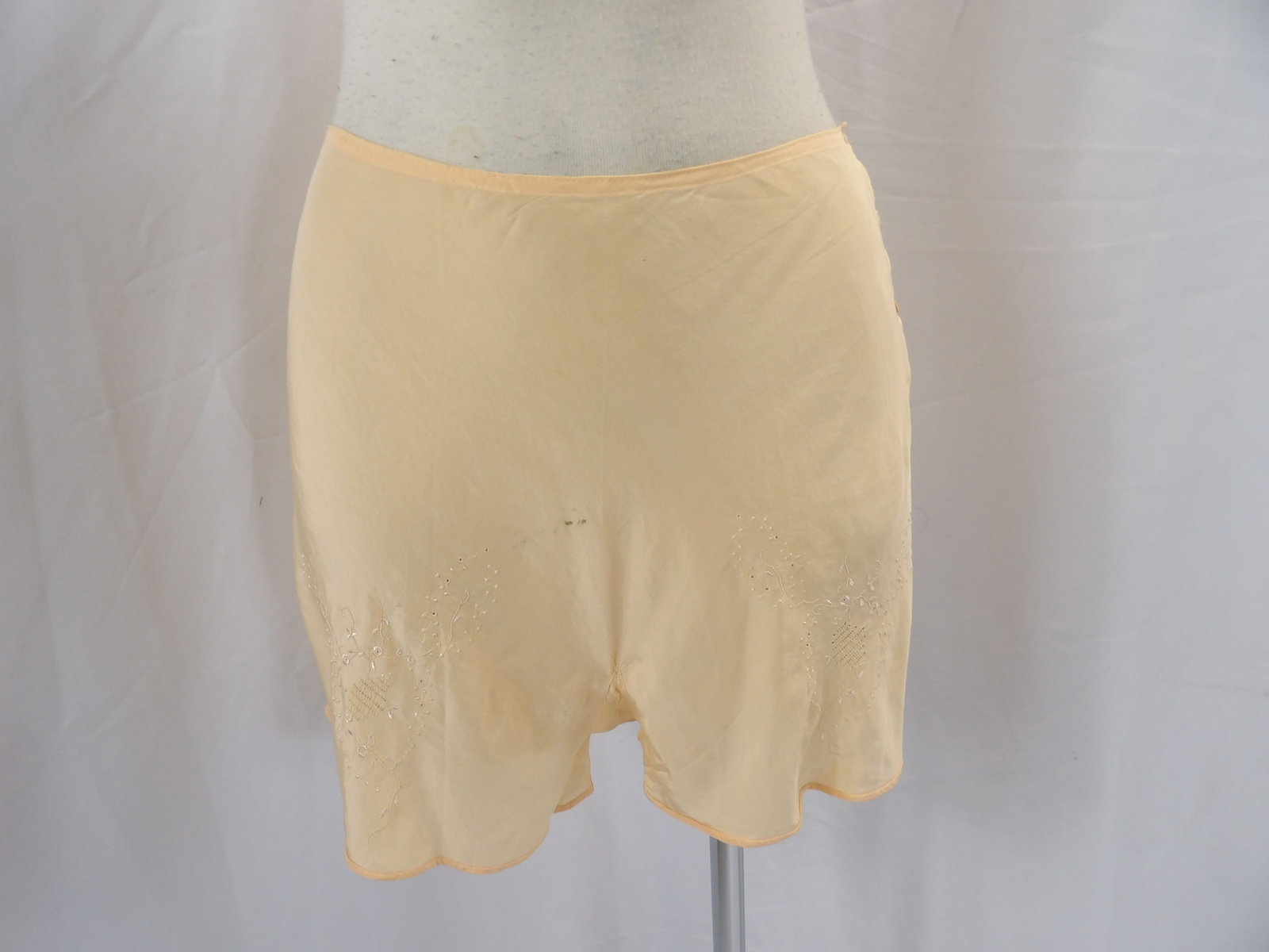 VINTAGE 1930'S RAYON TAP PANTS: APPROX. 27 WAIST. HAS A COUPLE OF SMALL HOLE AND STAINS. SEE PHOTOS.